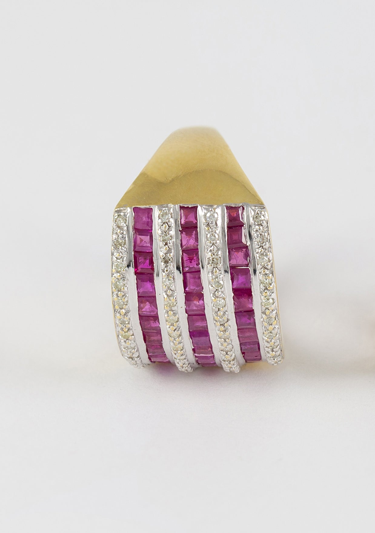 Anillo en oro amarillo 18k con diamantes y rubíes