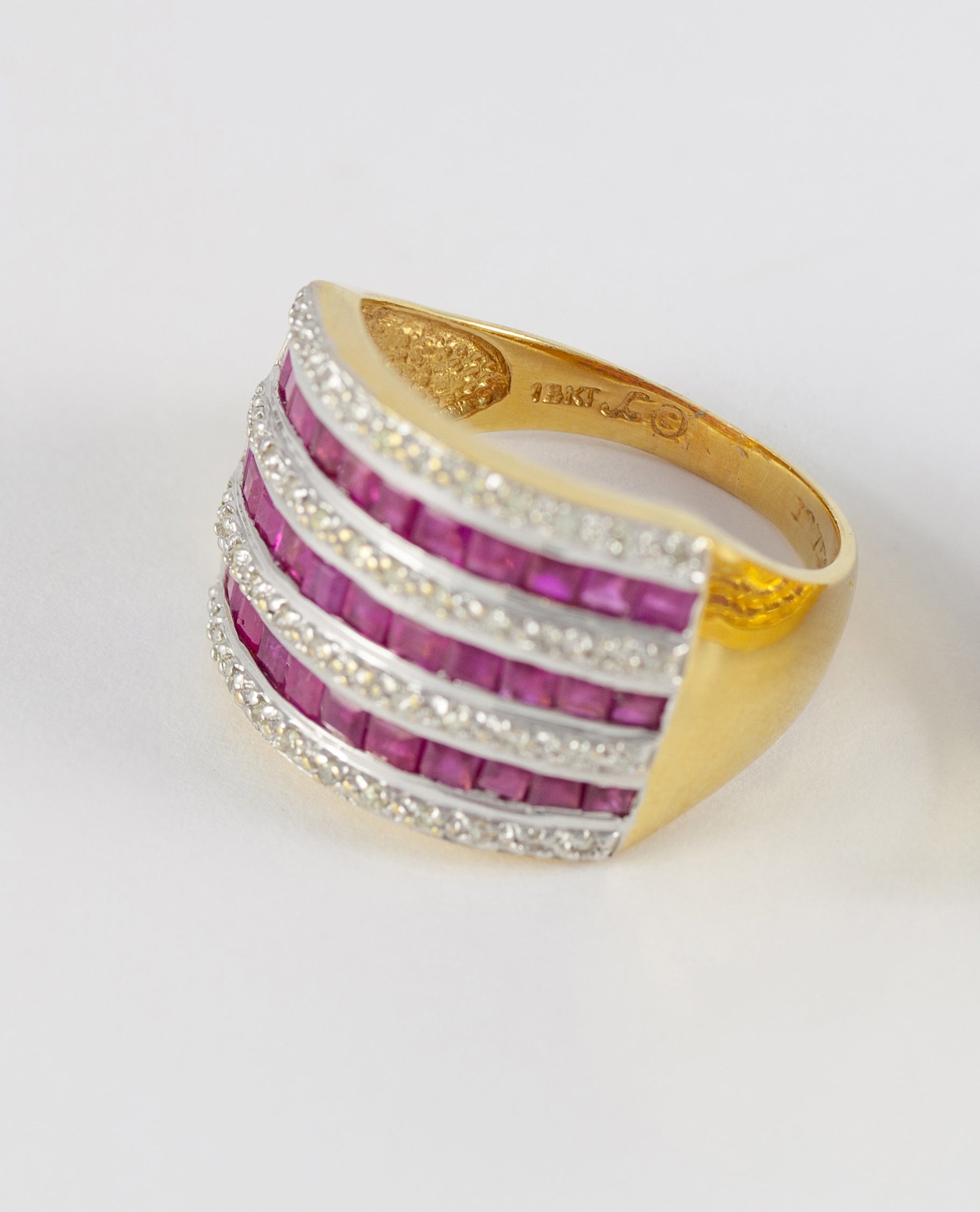 Anillo en oro amarillo 18k con diamantes y rubíes