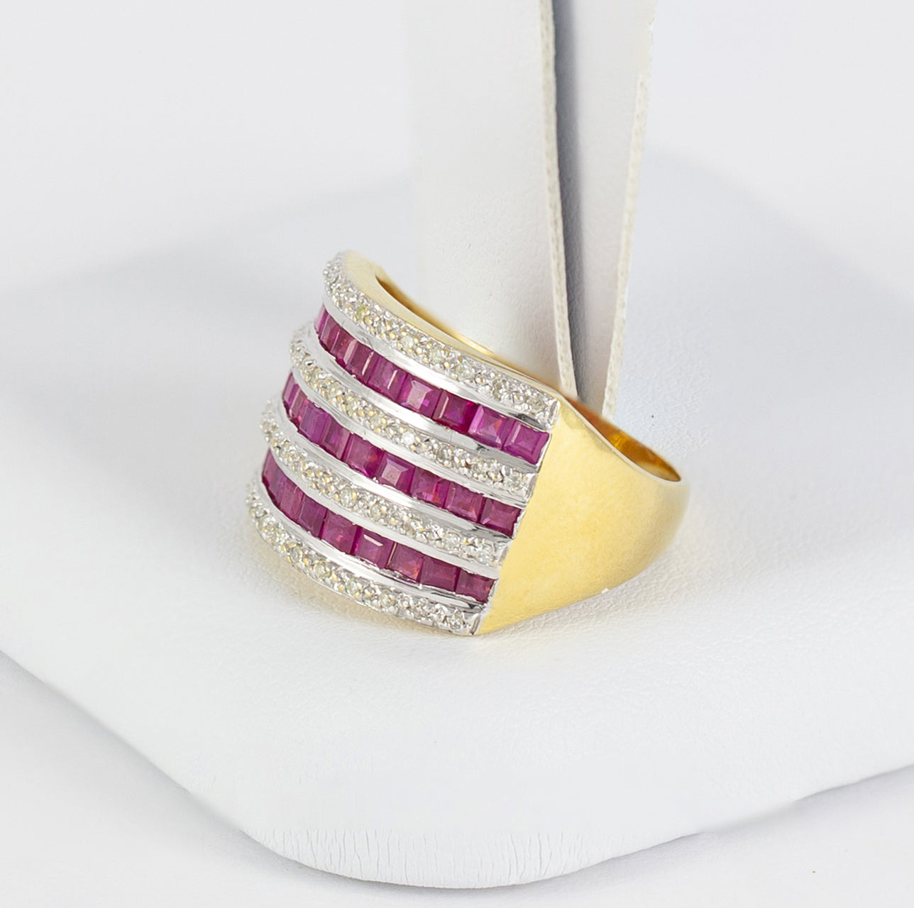 Anillo en oro amarillo 18k con diamantes y rubíes