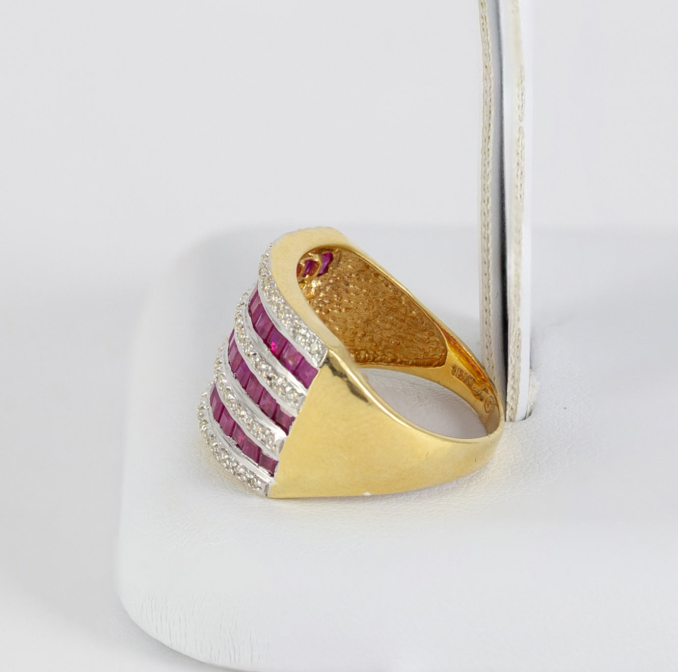 Anillo en oro amarillo 18k con diamantes y rubíes