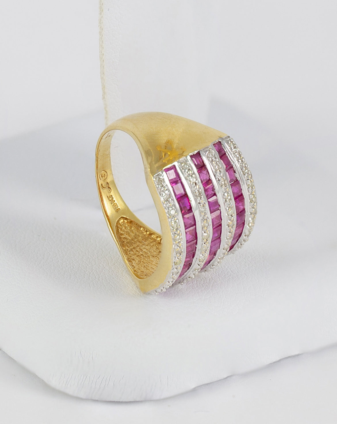 Anillo en oro amarillo 18k con diamantes y rubíes