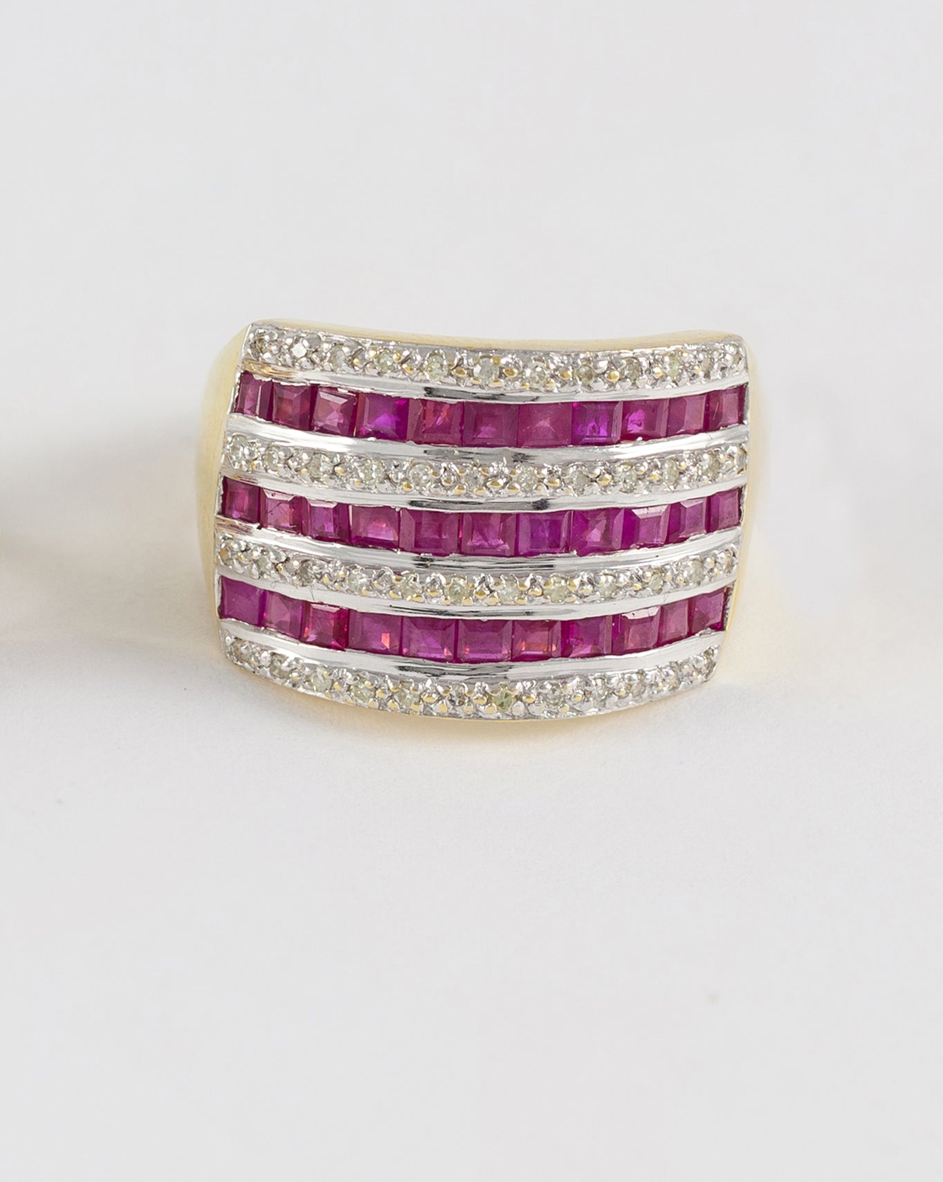 Anillo en oro amarillo 18k con diamantes y rubíes