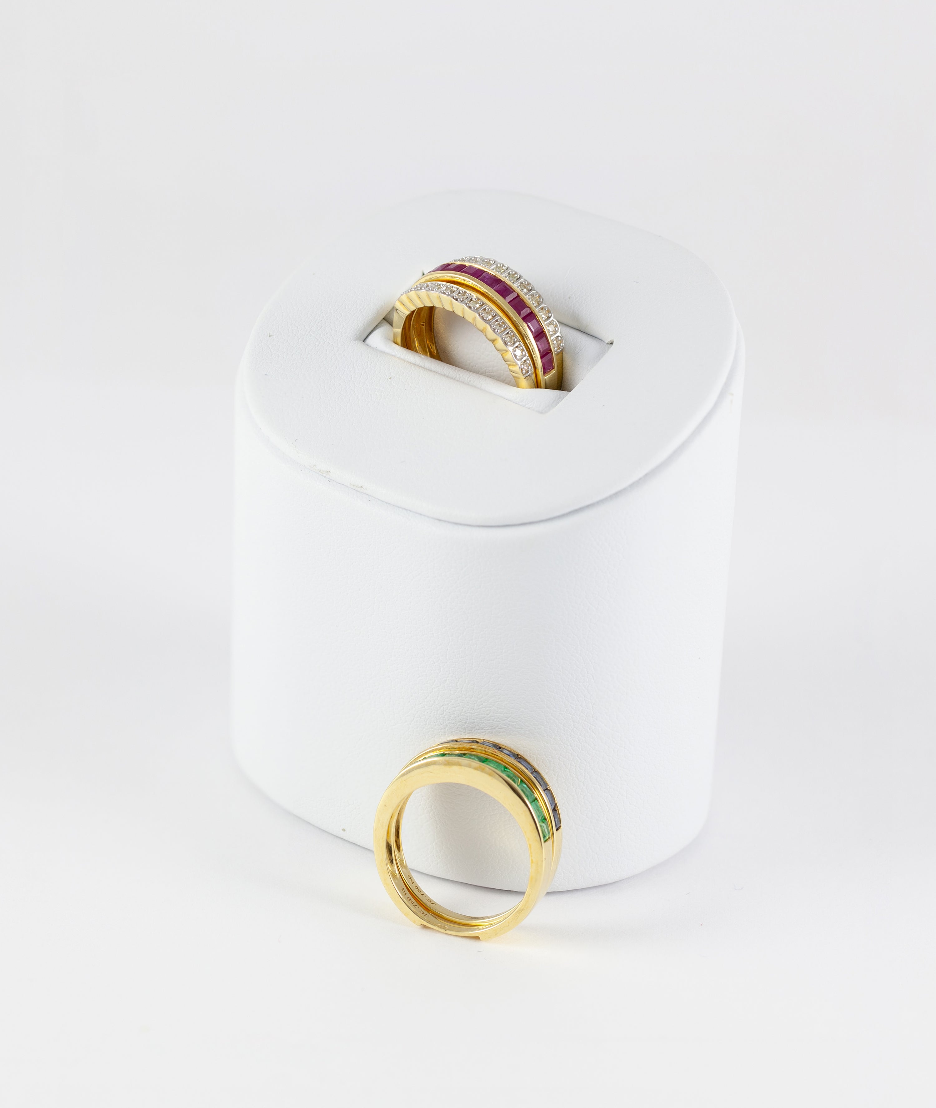 Anillo Infinity en oro amarillo 18k con diamantes zafiros rubíes y esmeraldas