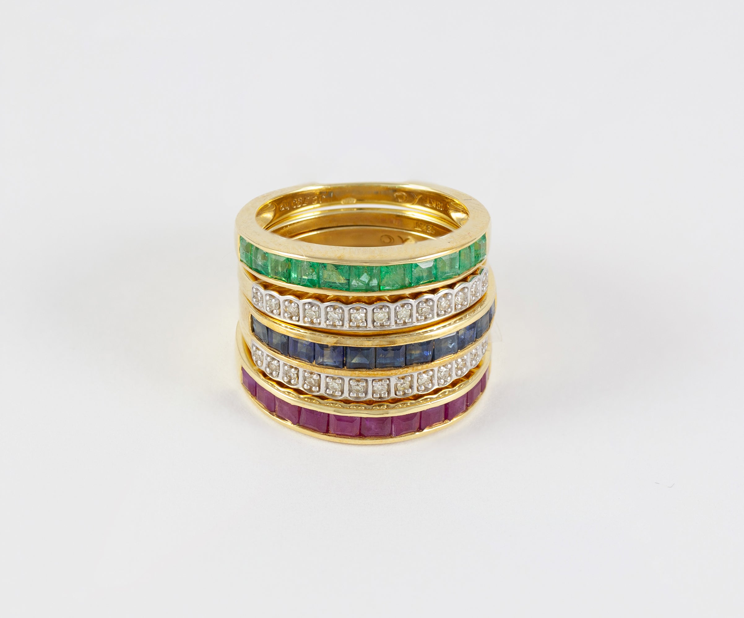 Anillo Infinity en oro amarillo 18k con diamantes zafiros rubíes y esmeraldas
