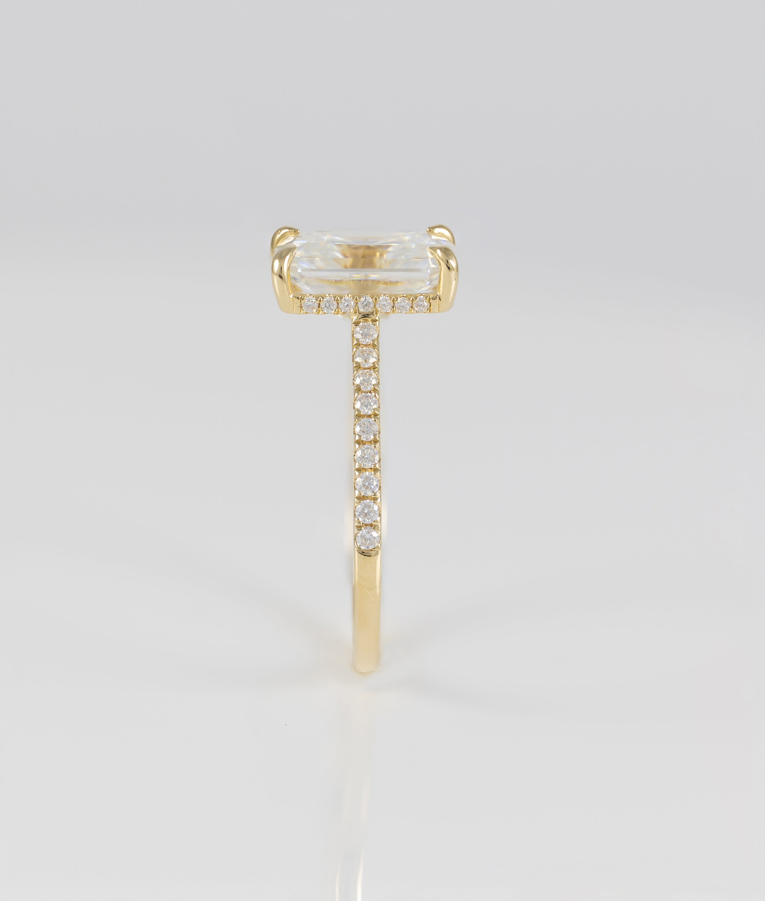 Anillo de compromiso halo oculto oro amarillo 14k con moissanita 3 ct