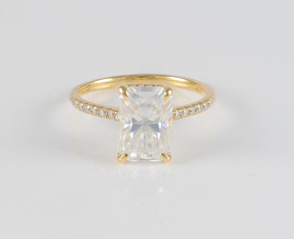 Anillo de compromiso halo oculto oro amarillo 18k con moissanita 3 ct