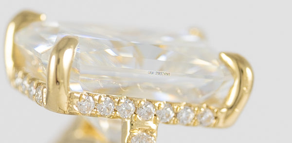 Anillo de compromiso halo oculto oro amarillo 14k con moissanita 3 ct