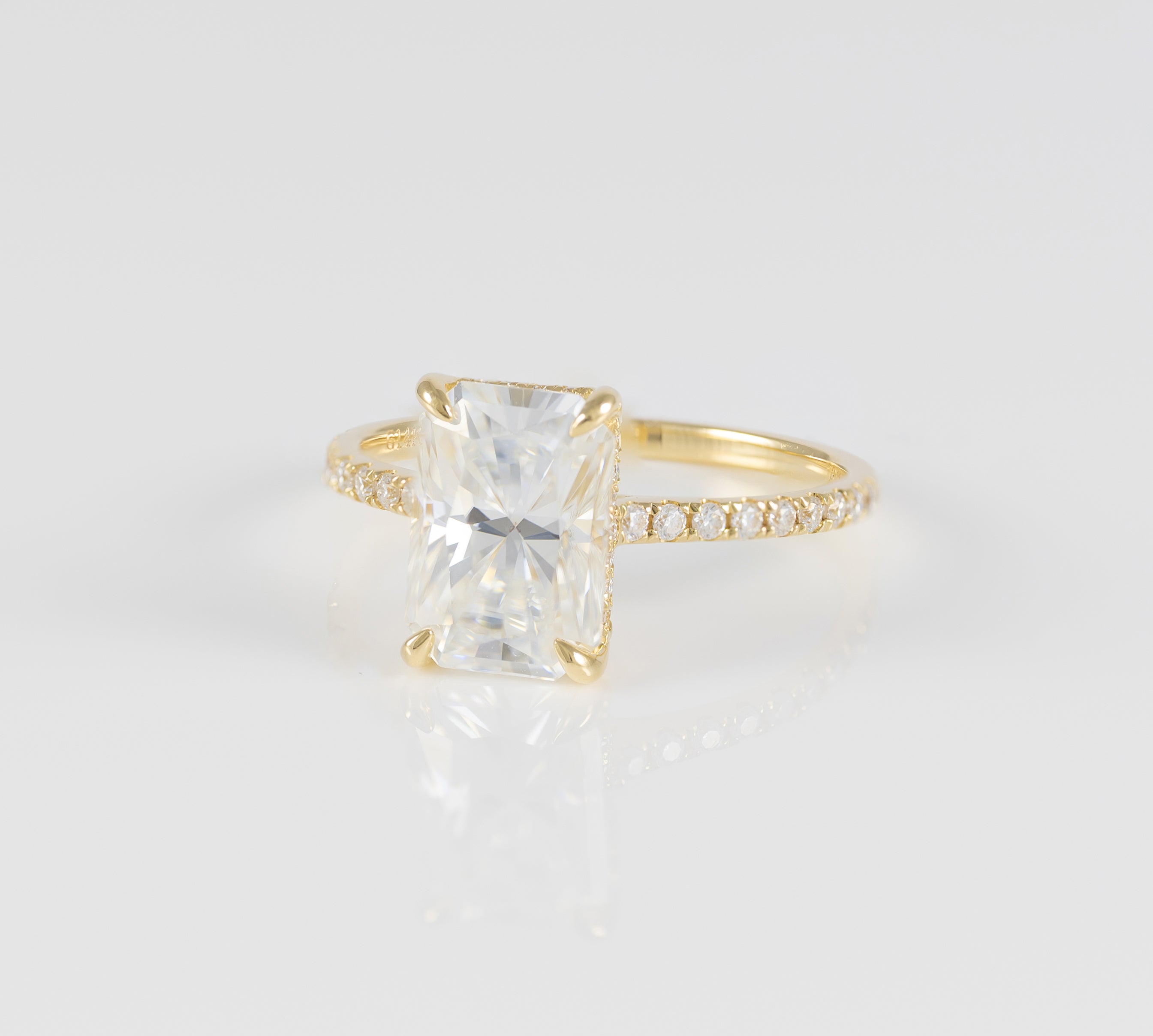 Anillo de compromiso halo oculto oro amarillo 14k con moissanita 3 ct