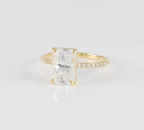 Anillo de compromiso halo oculto oro amarillo 14k con moissanita 3 ct