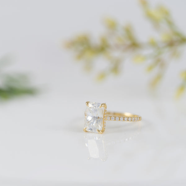 Anillo de compromiso halo oculto oro amarillo 14k con moissanita 3 ct