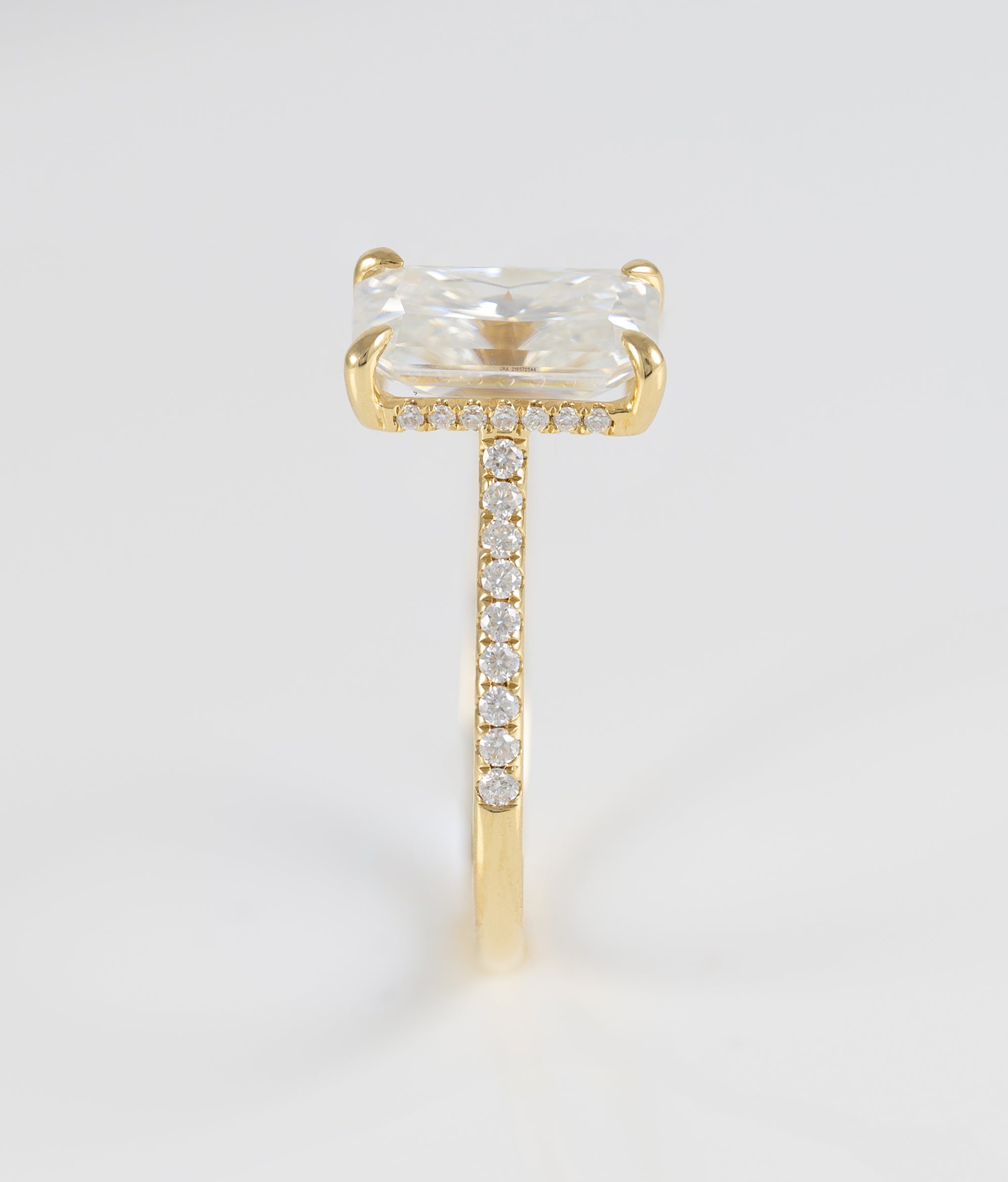 Anillo de compromiso halo oculto oro amarillo 18k con moissanita 3 ct