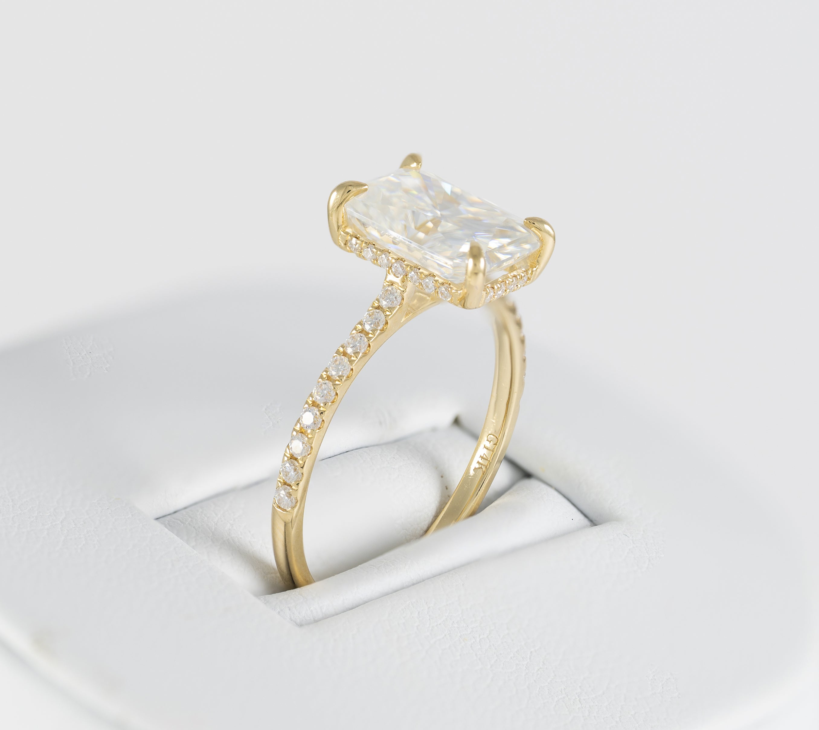 Anillo de compromiso halo oculto oro amarillo 14k con moissanita 3 ct