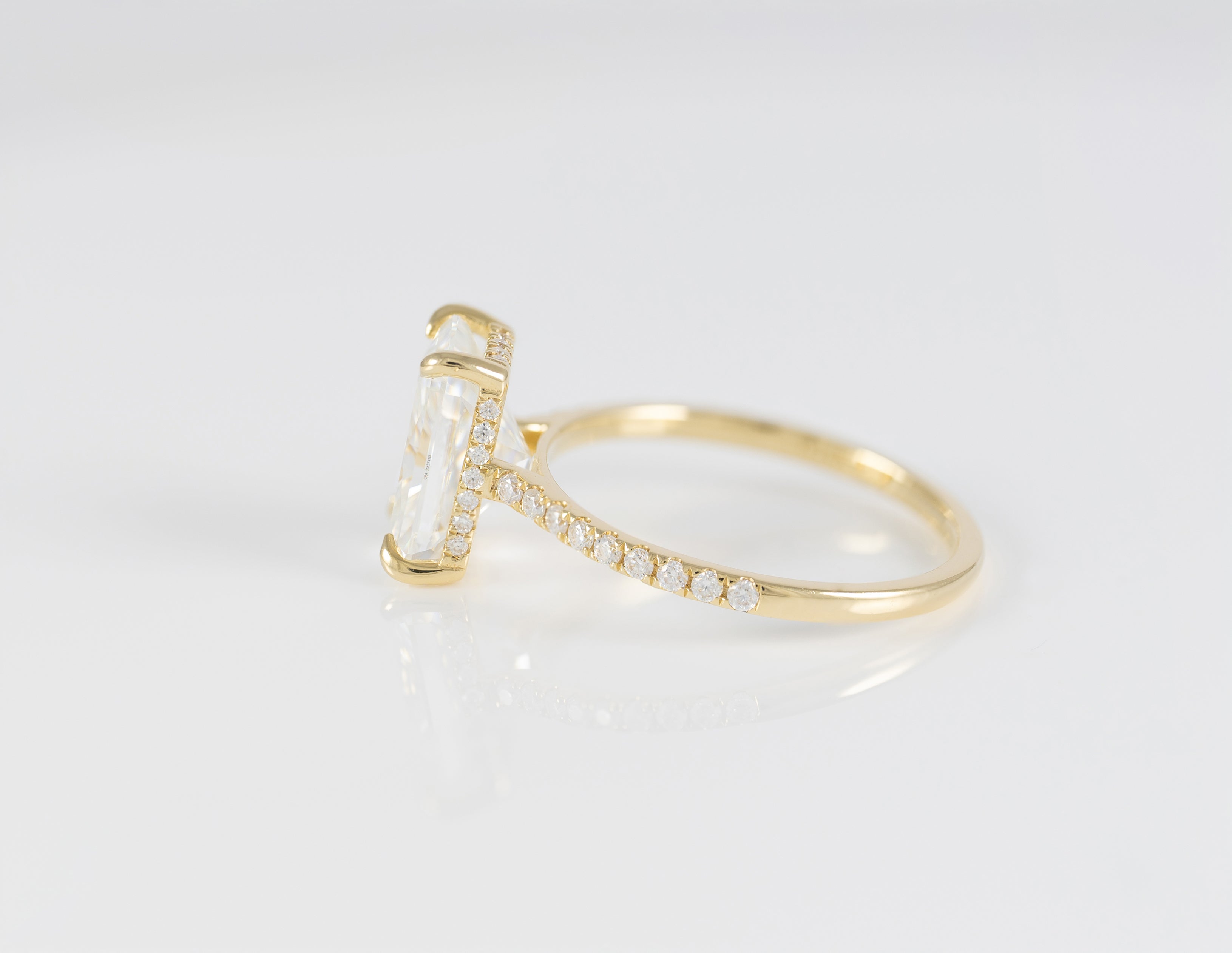 Anillo de compromiso halo oculto oro amarillo 14k con moissanita 3 ct