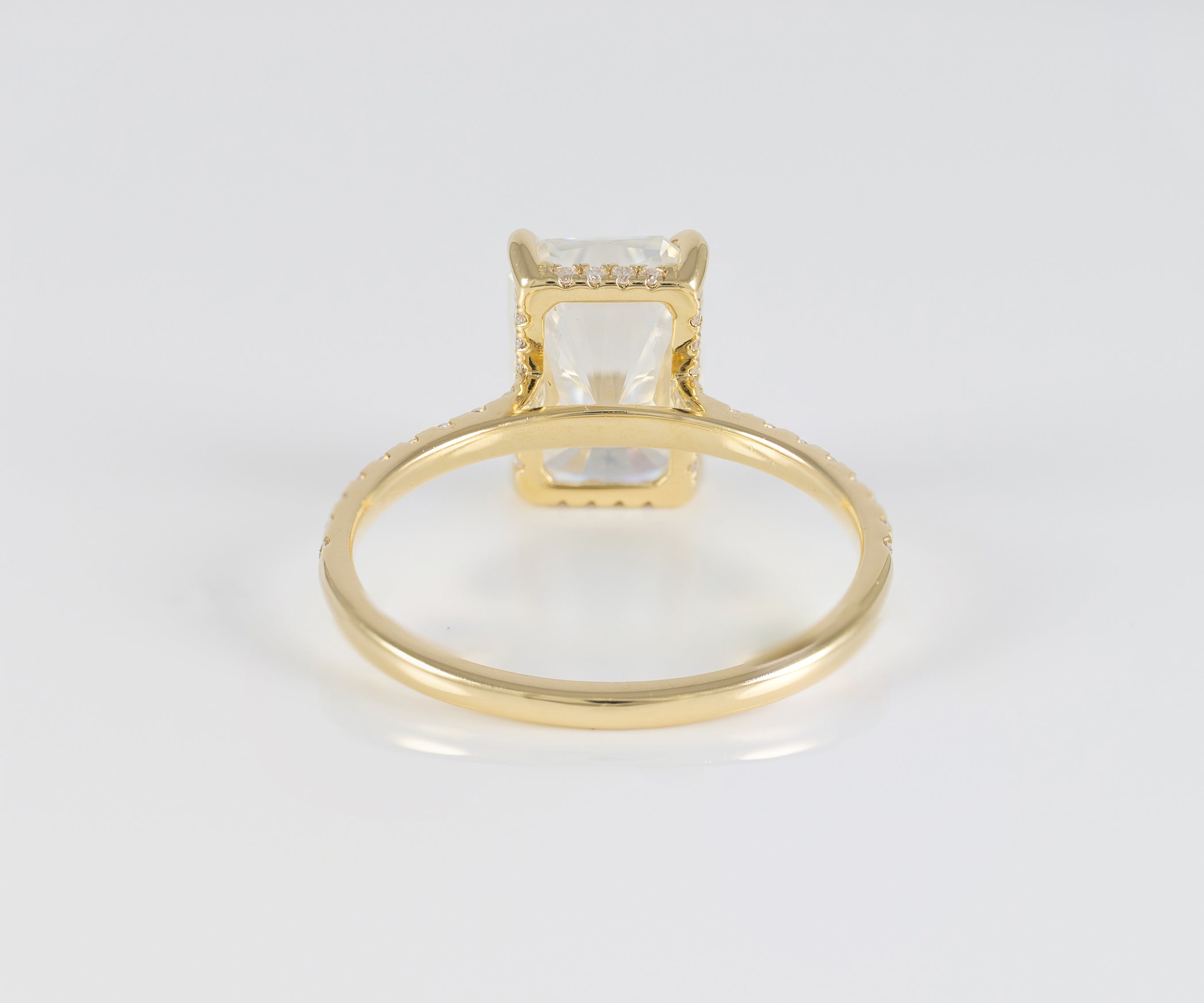 Anillo de compromiso halo oculto oro amarillo 14k con moissanita 3 ct