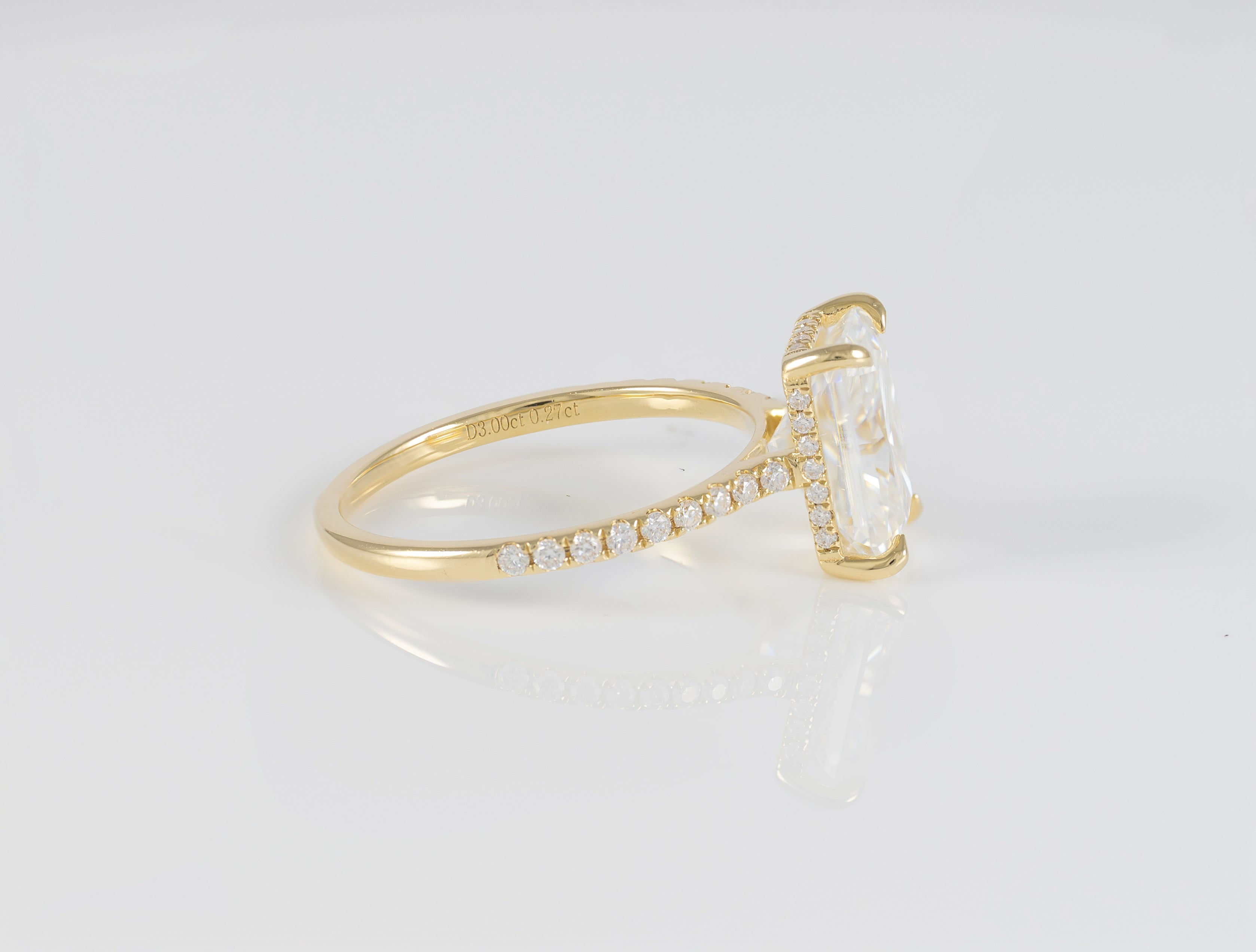 Anillo de compromiso halo oculto oro amarillo 14k con moissanita 3 ct