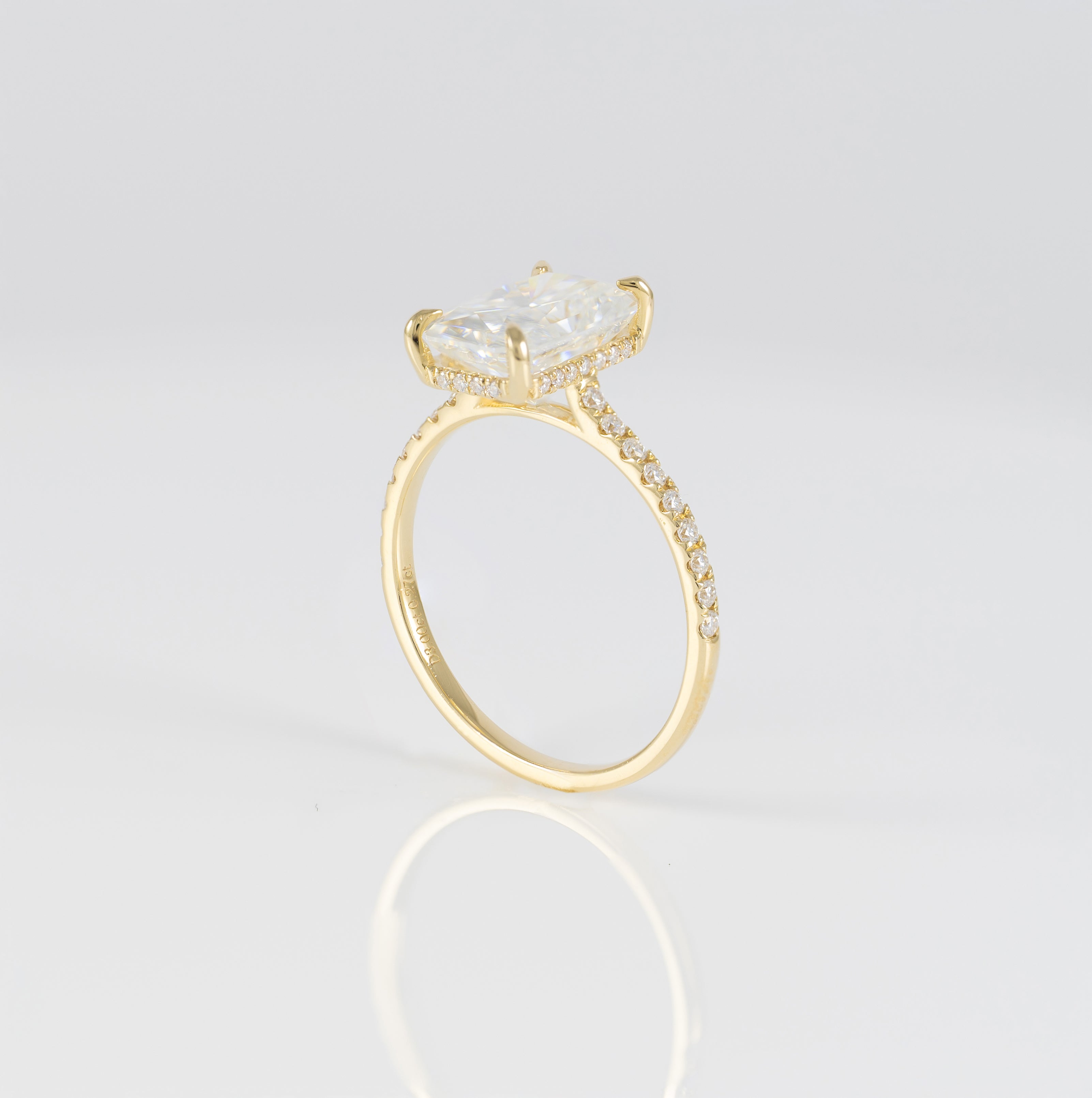 Anillo de compromiso halo oculto oro amarillo 14k con moissanita 3 ct