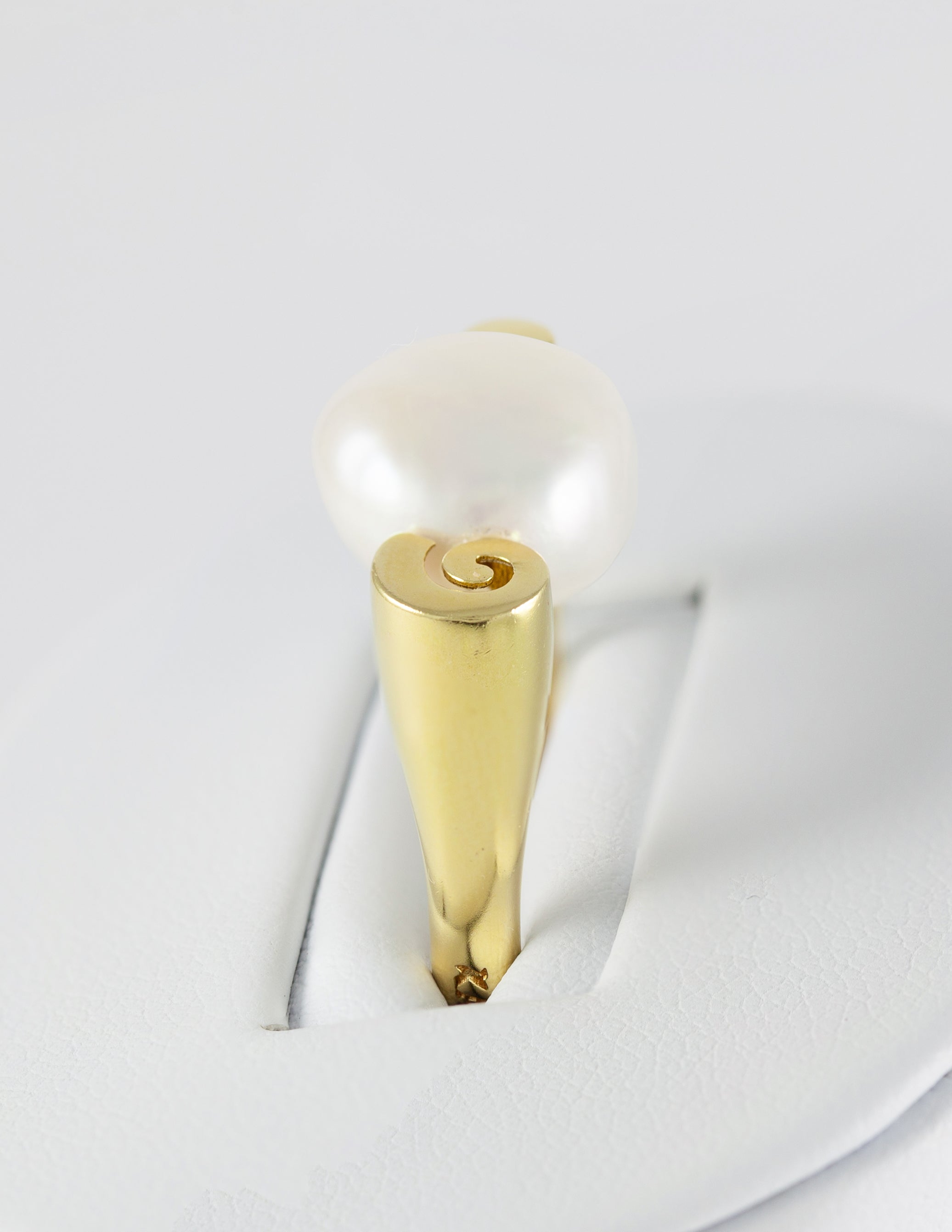 Anillo en oro amarillo 18k y perla