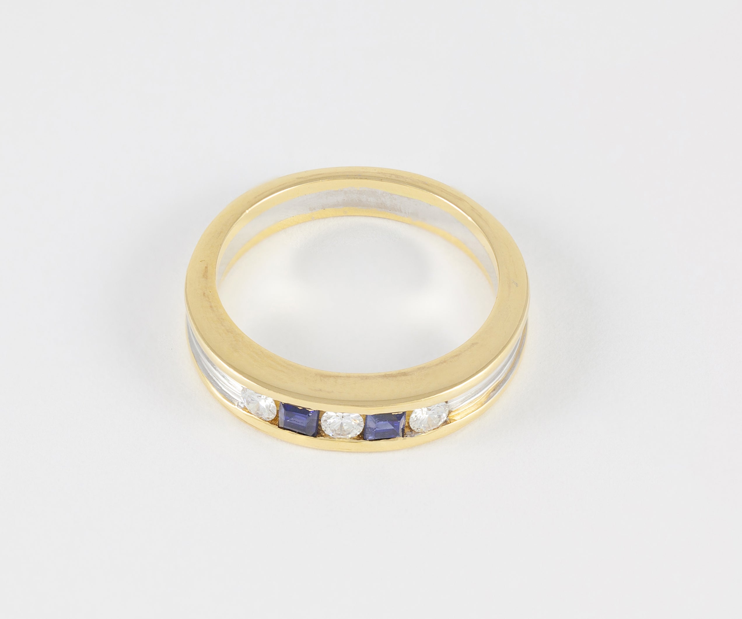 Anillo en oro blanco y amarillo 18k con brillantes y zafiros