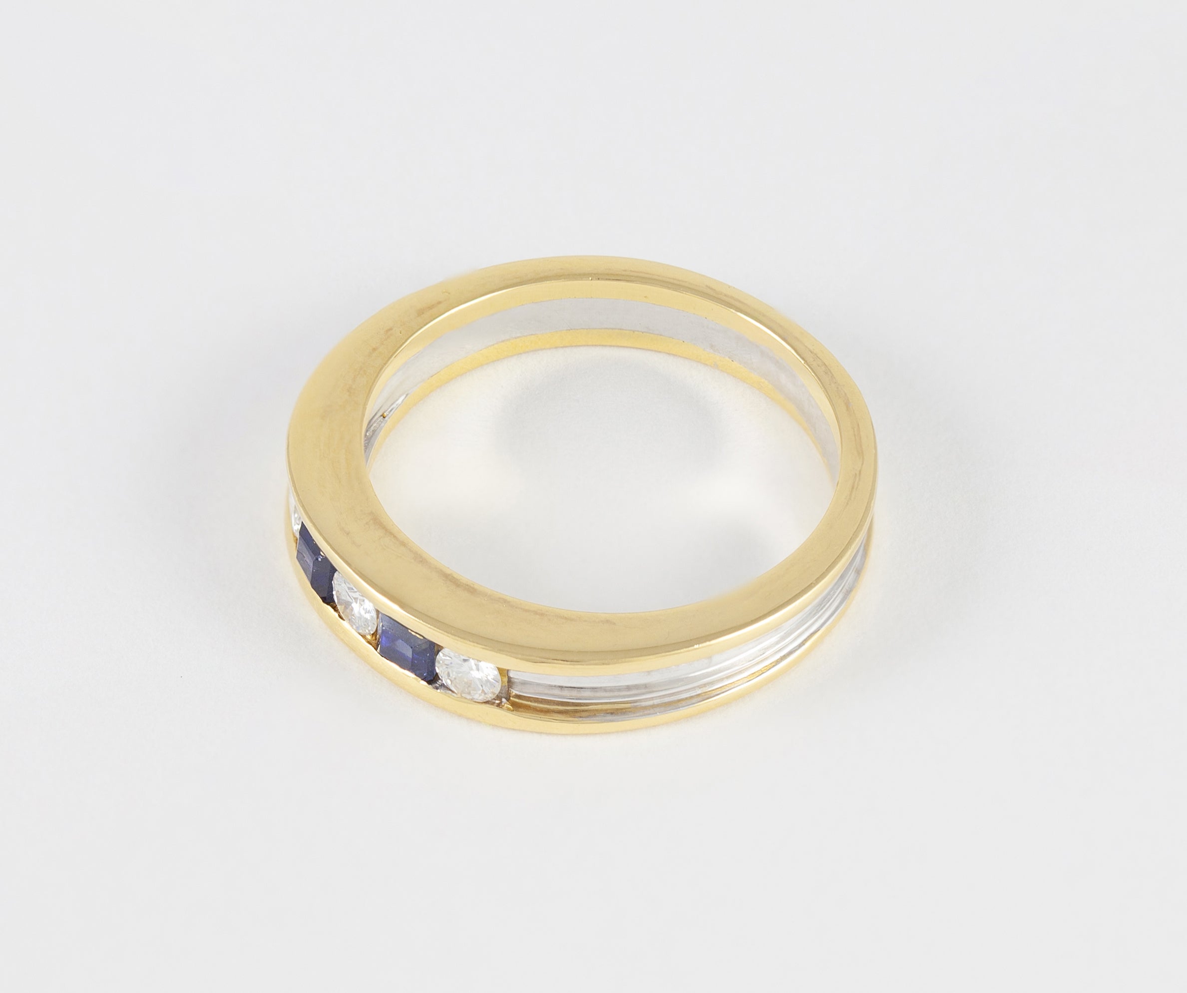 Anillo en oro blanco y amarillo 18k con brillantes y zafiros