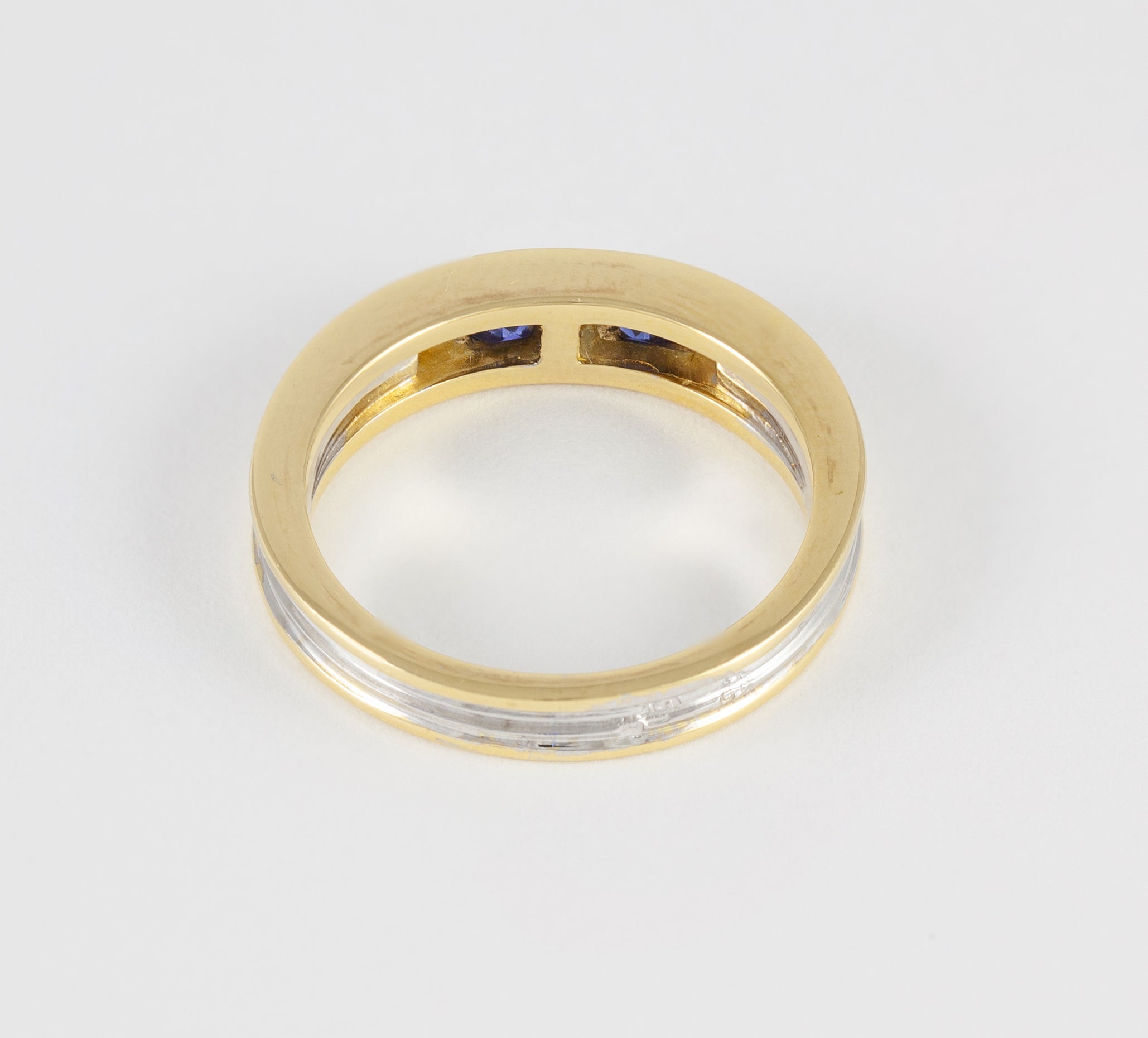 Anillo en oro blanco y amarillo 18k con brillantes y zafiros