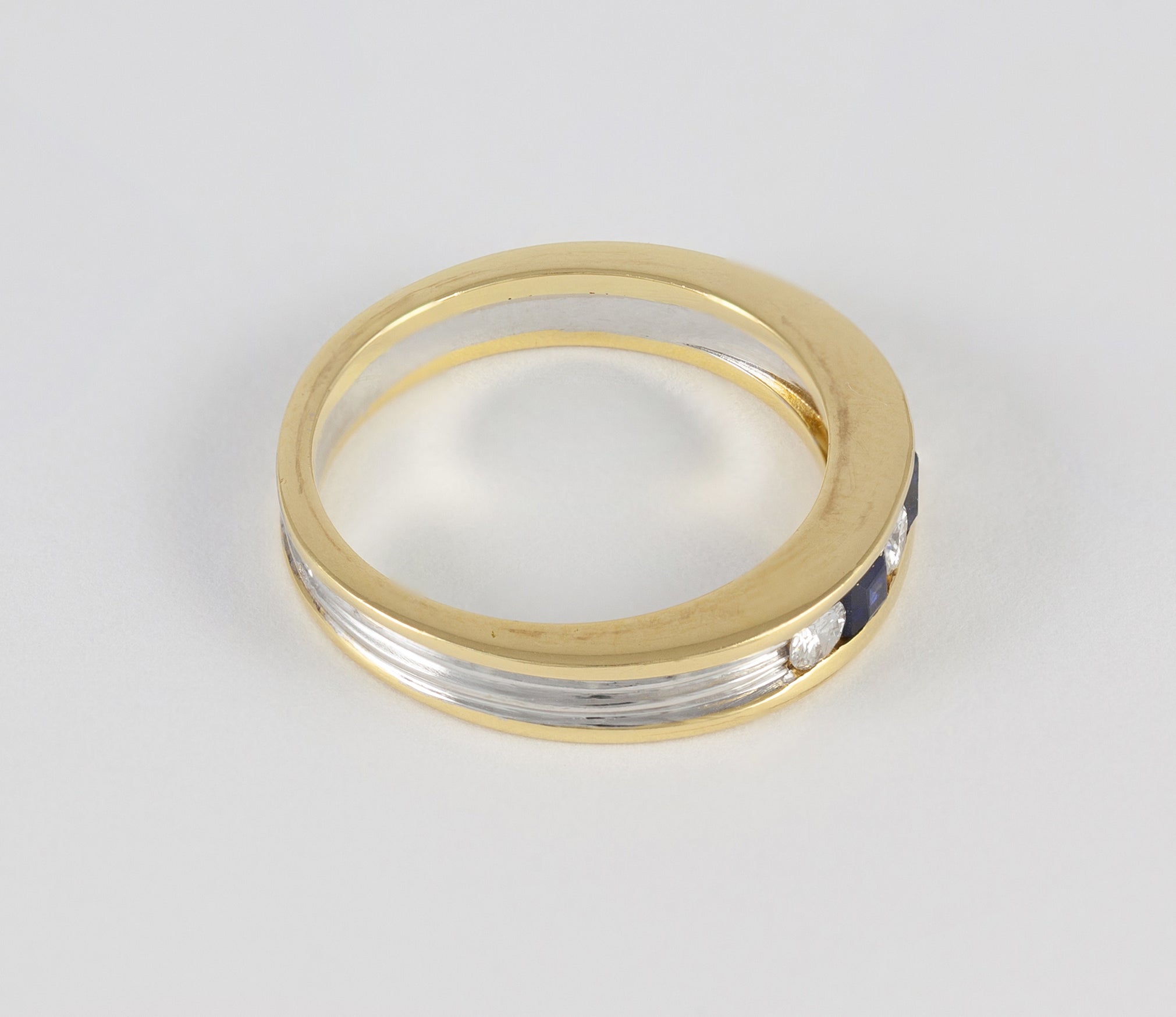 Anillo en oro blanco y amarillo 18k con brillantes y zafiros