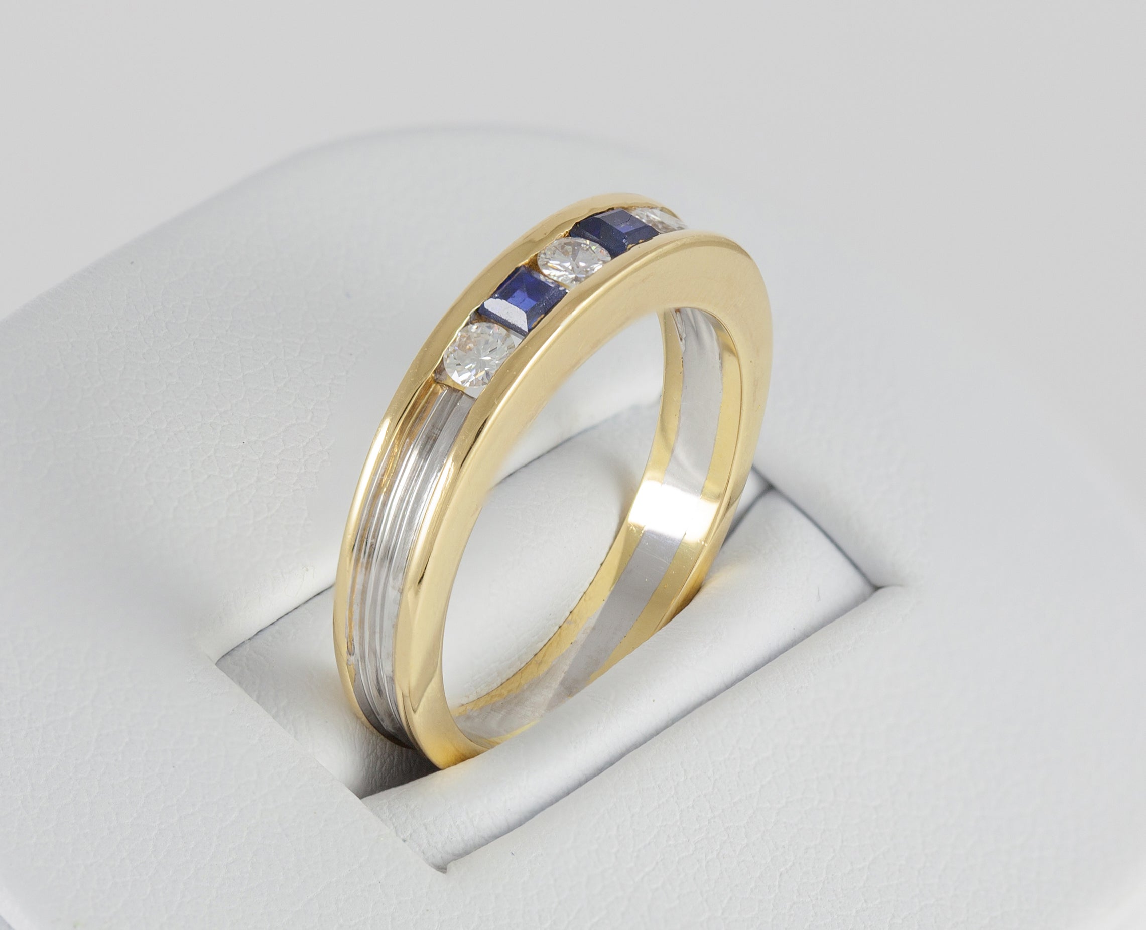 Anillo en oro blanco y amarillo 18k con brillantes y zafiros