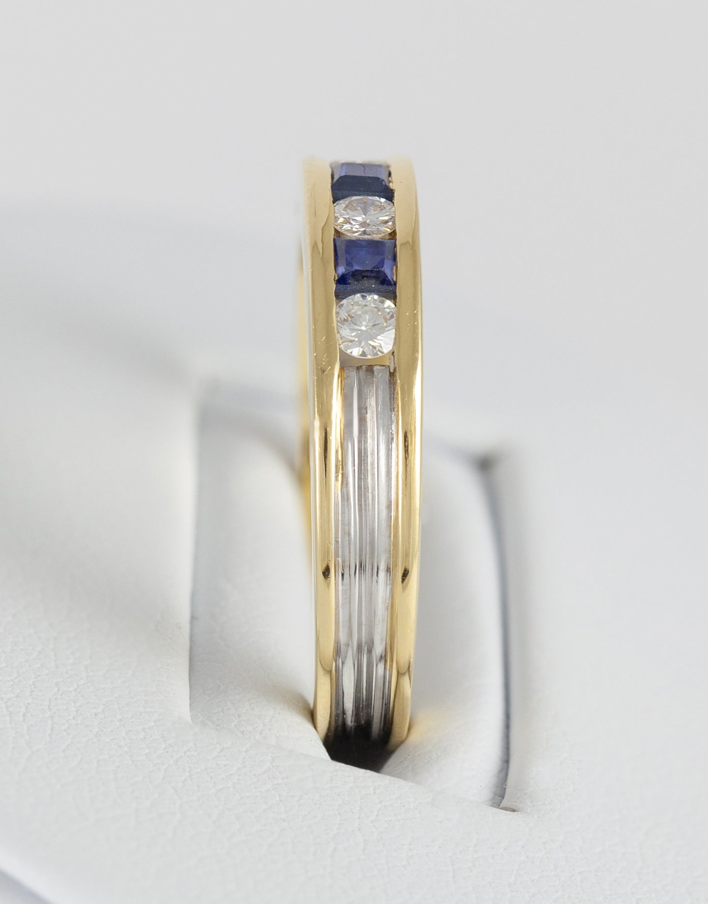 Anillo en oro blanco y amarillo 18k con brillantes y zafiros