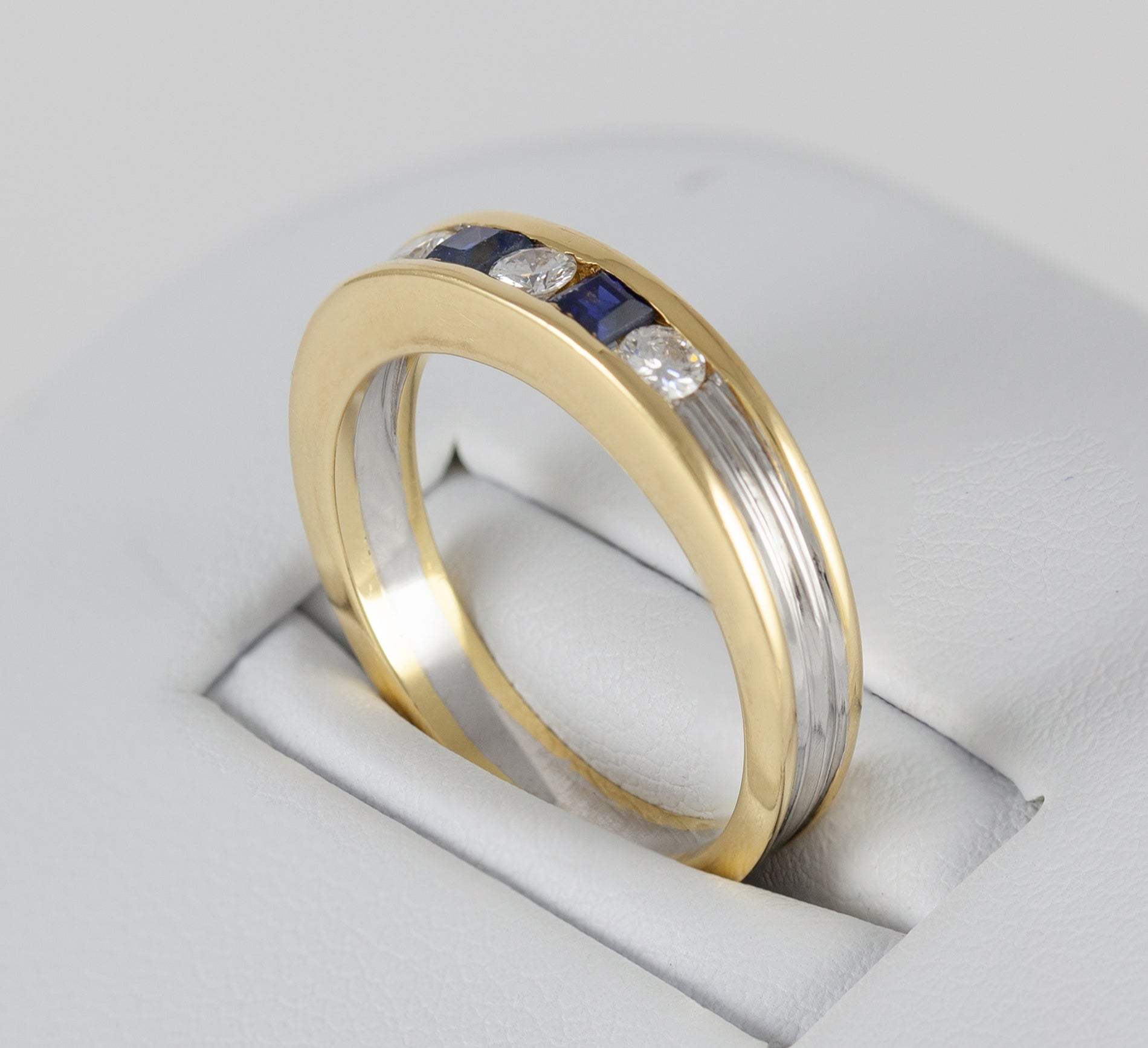 Anillo en oro blanco y amarillo 18k con brillantes y zafiros