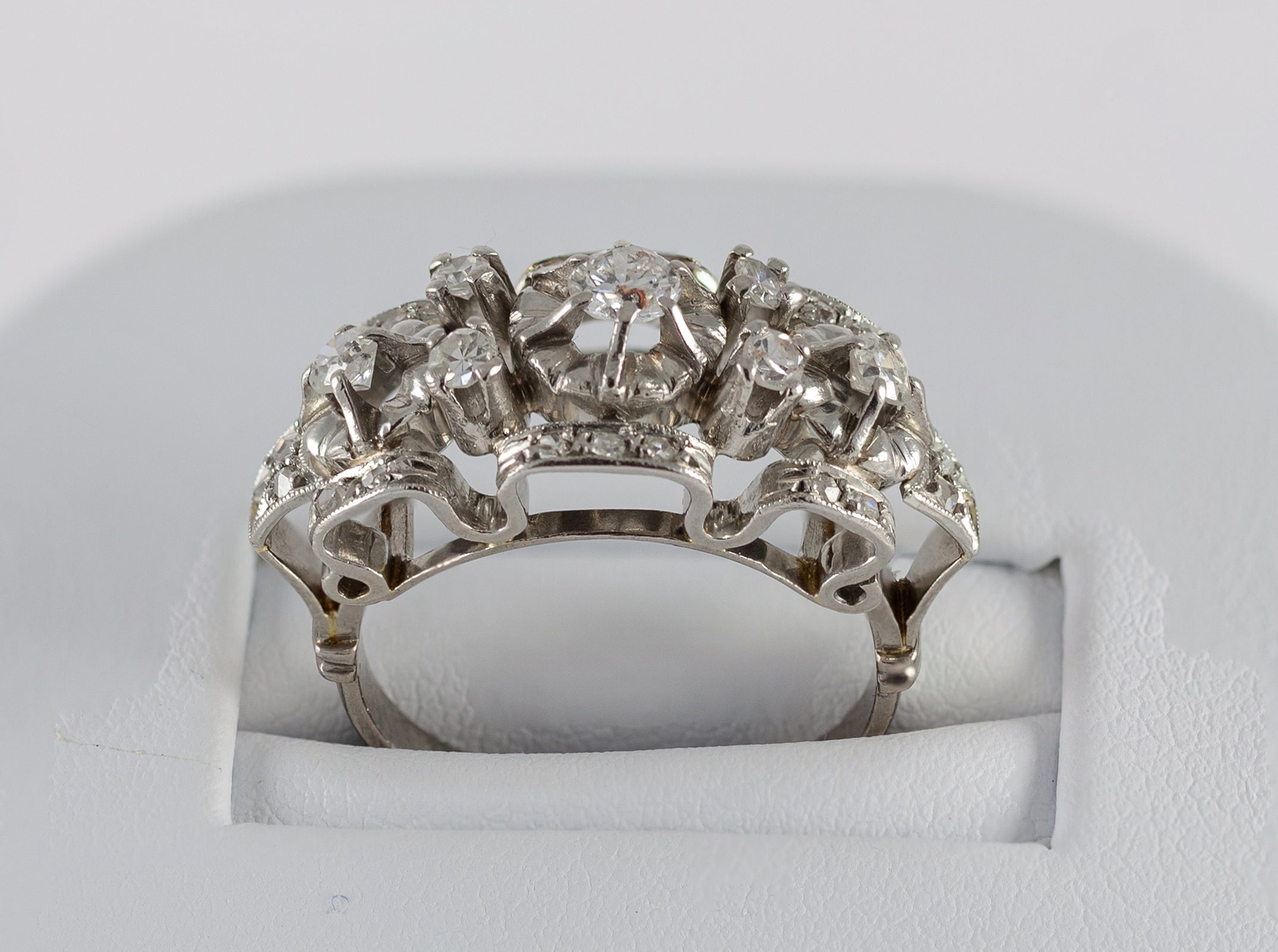 Anillo en oro blanco 18k y brillantes