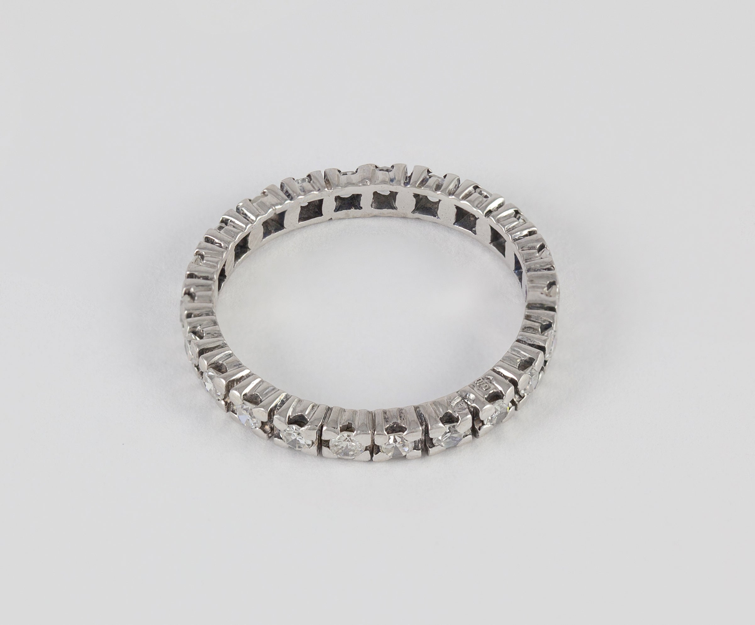 Anillo antiguo en oro blanco 18k con brillantes