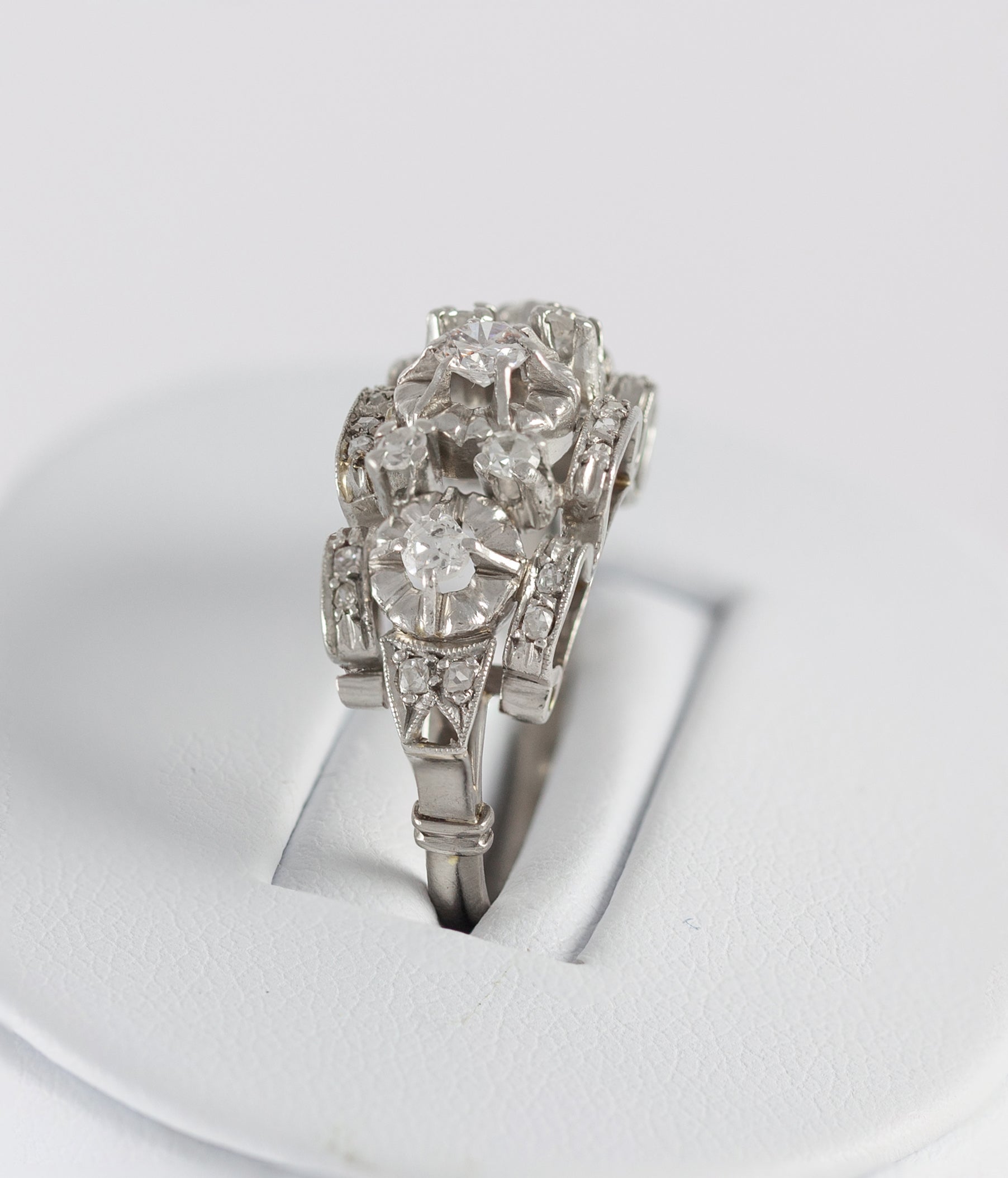 Anillo en oro blanco 18k y brillantes