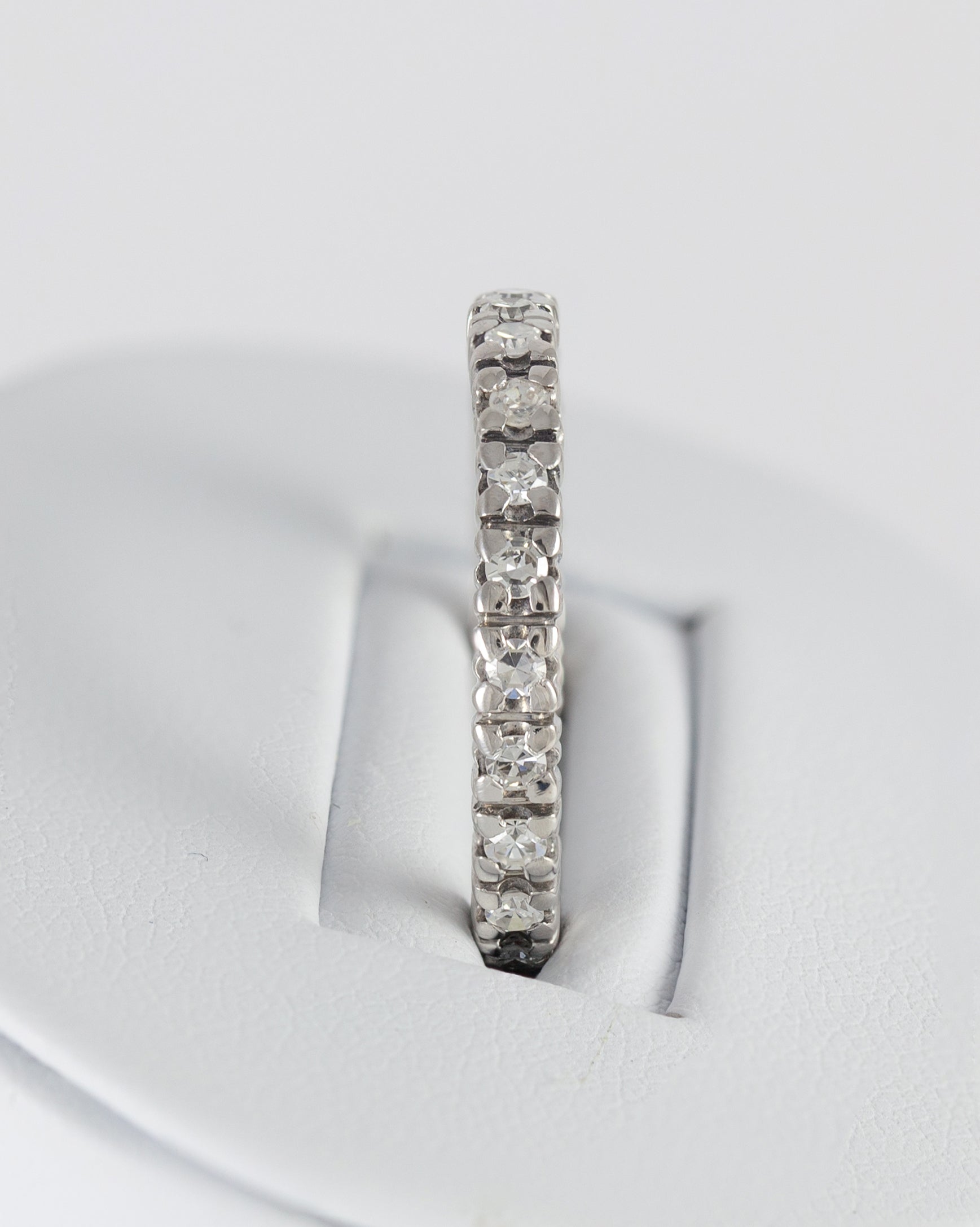 Anillo antiguo en oro blanco 18k con brillantes