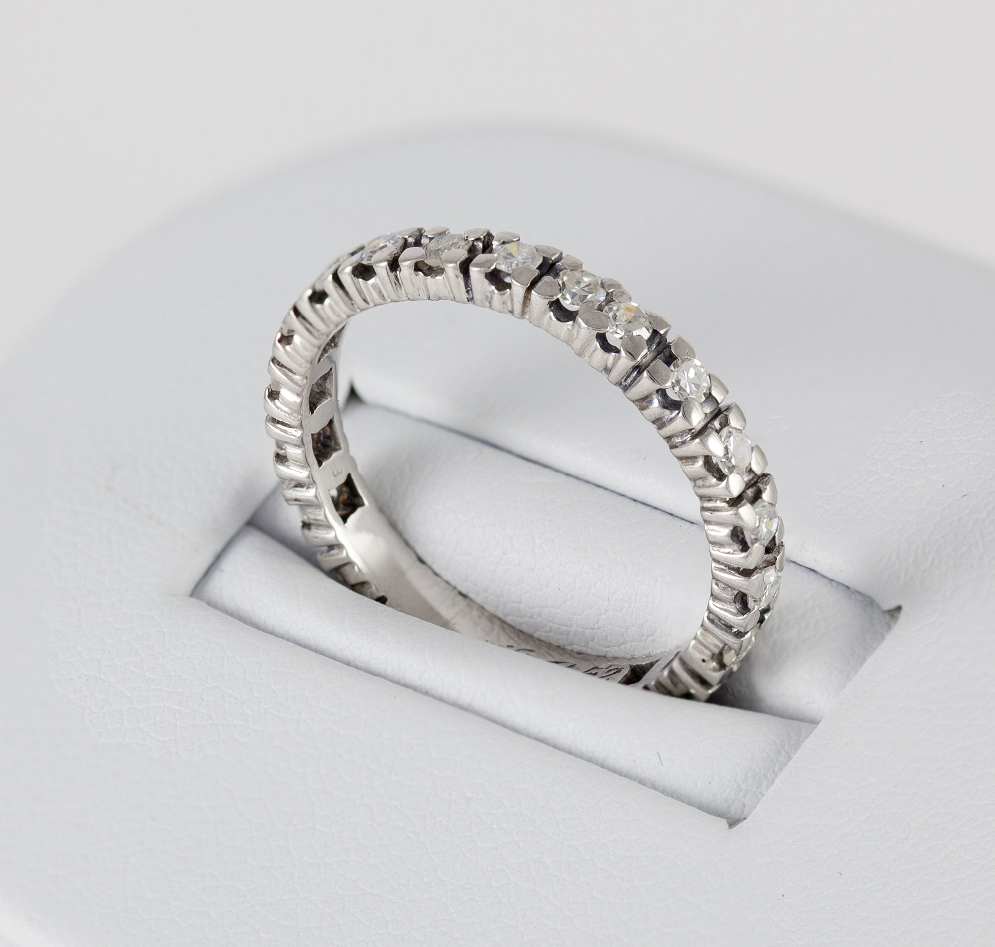 Anillo antiguo en oro blanco 18k con brillantes