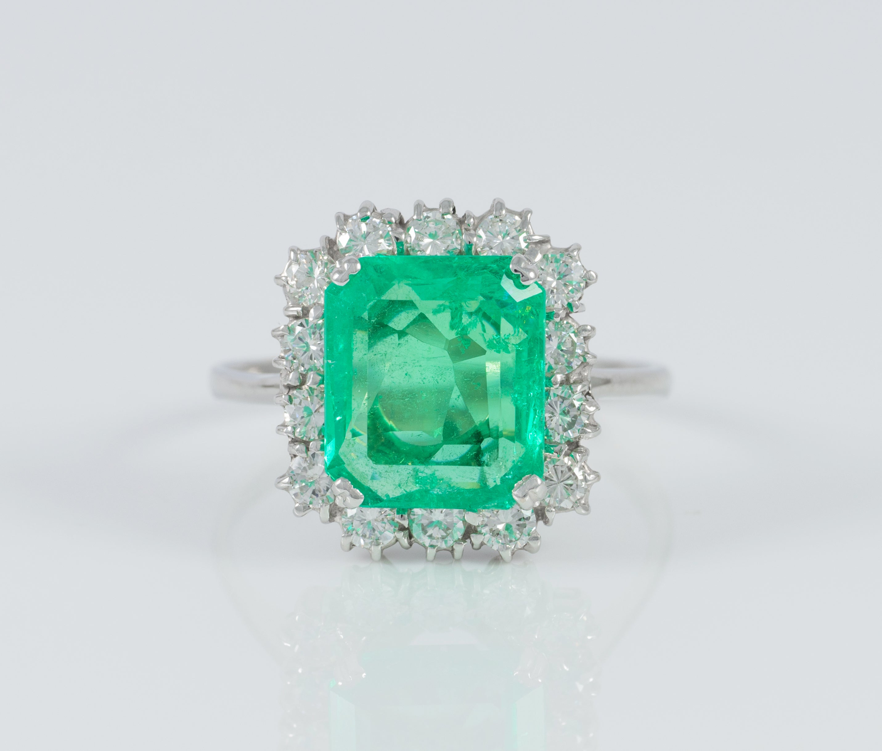 Anillo en oro blanco 18k con esmeralda 3.96 ct y diamantes