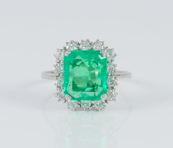 Anillo en oro blanco 18k con esmeralda 3.96 ct y diamantes