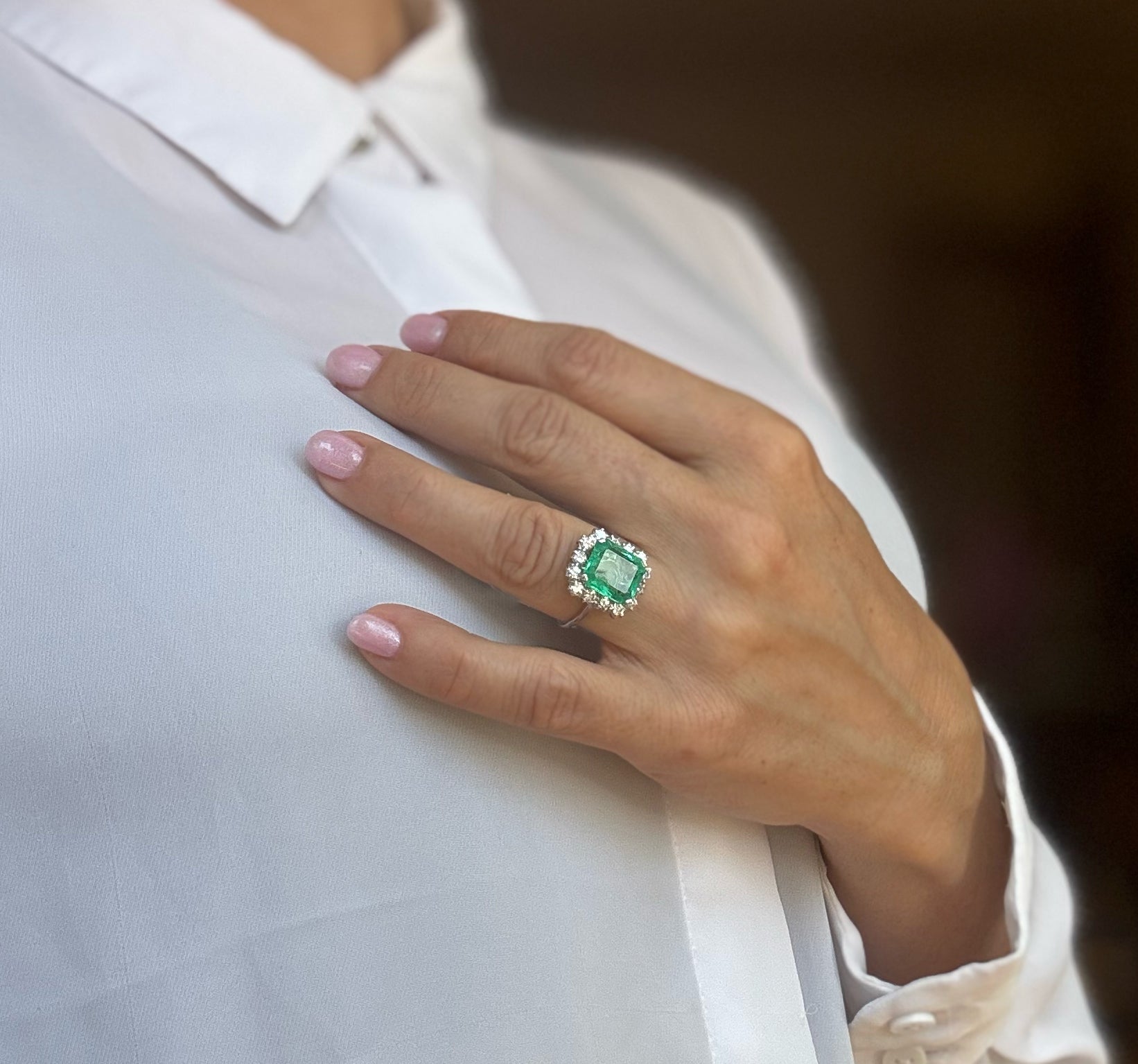 Anillo en oro blanco 18k con esmeralda 3.96 ct y diamantes