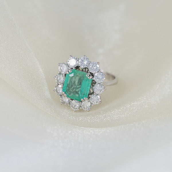Anillo en oro blanco 18k con esmeralda 3.53 ct y diamantes 2.16 ct