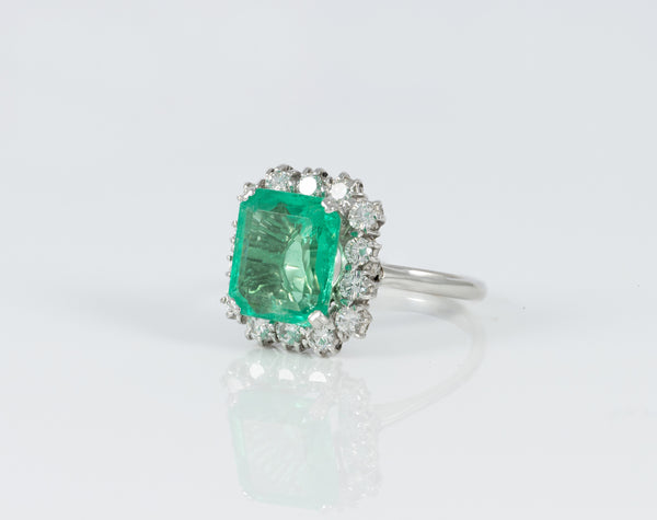 Anillo en oro blanco 18k con esmeralda 3.96 ct y diamantes