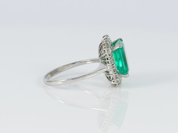 Anillo en oro blanco 18k con esmeralda 3.96 ct y diamantes