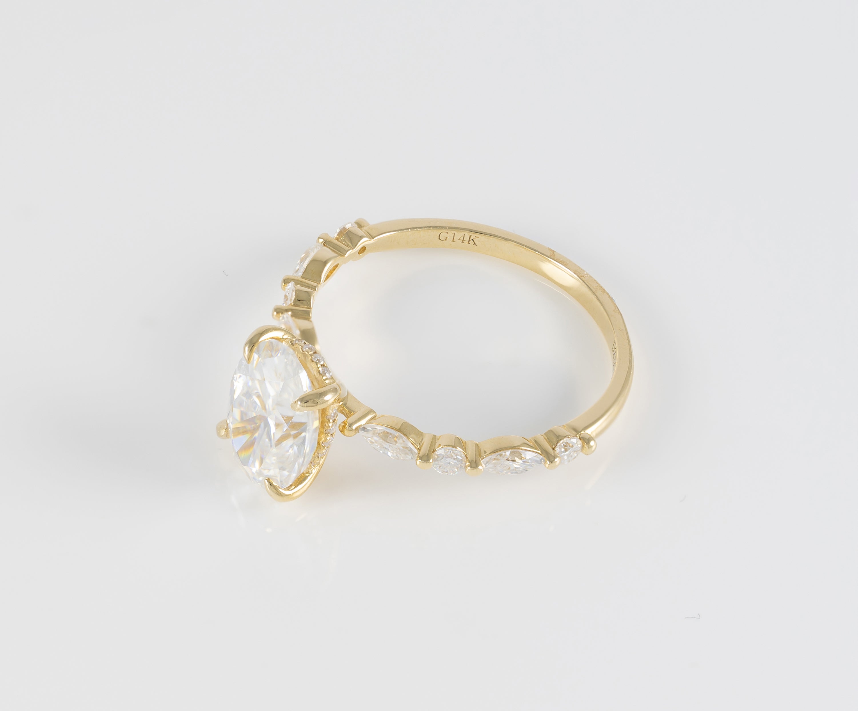 Anillo de compromiso halo oculto oro amarillo 14k con moissanita 2.5 ct