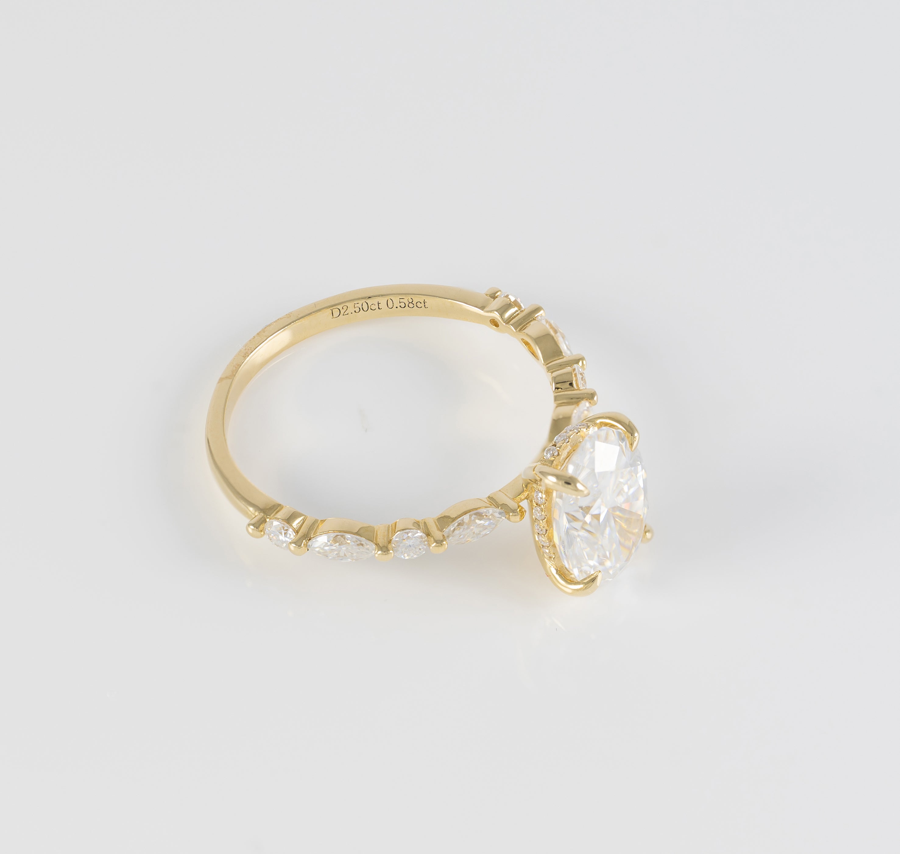 Anillo de compromiso halo oculto oro amarillo 14k con moissanita 2.5 ct