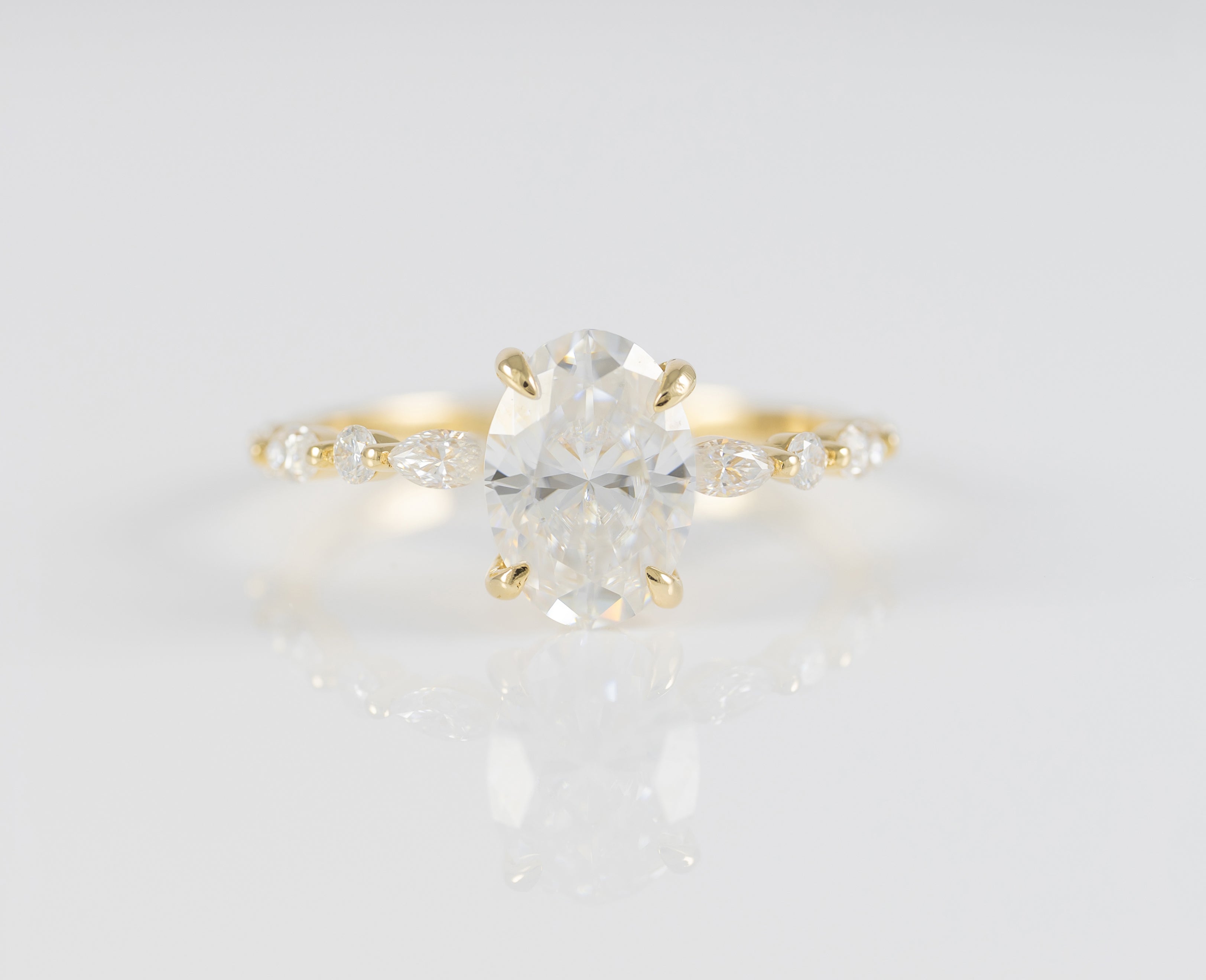 Anillo de compromiso halo oculto oro amarillo 14k con moissanita 2.5 ct