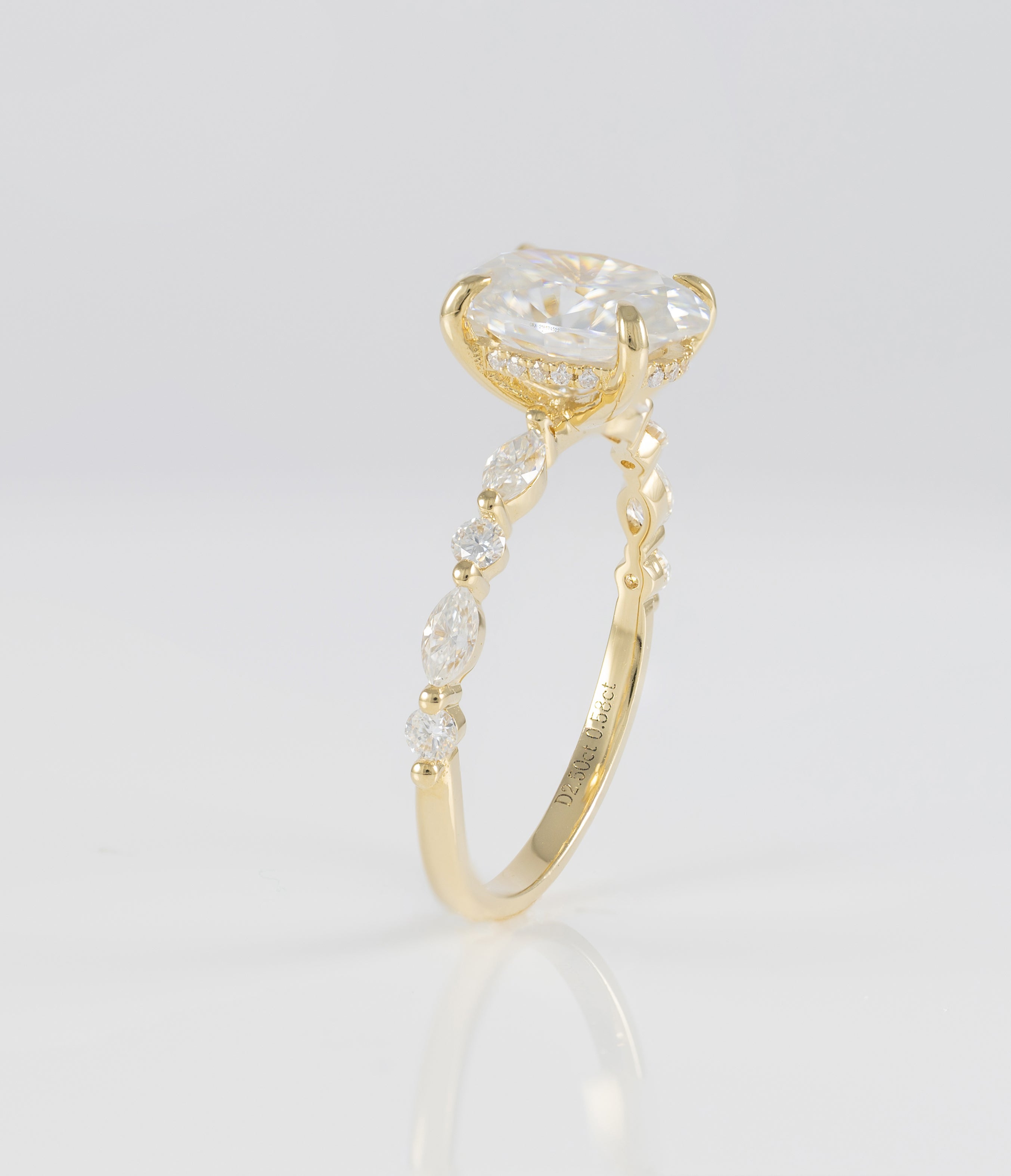 Anillo de compromiso halo oculto oro amarillo 14k con moissanita 2.5 ct