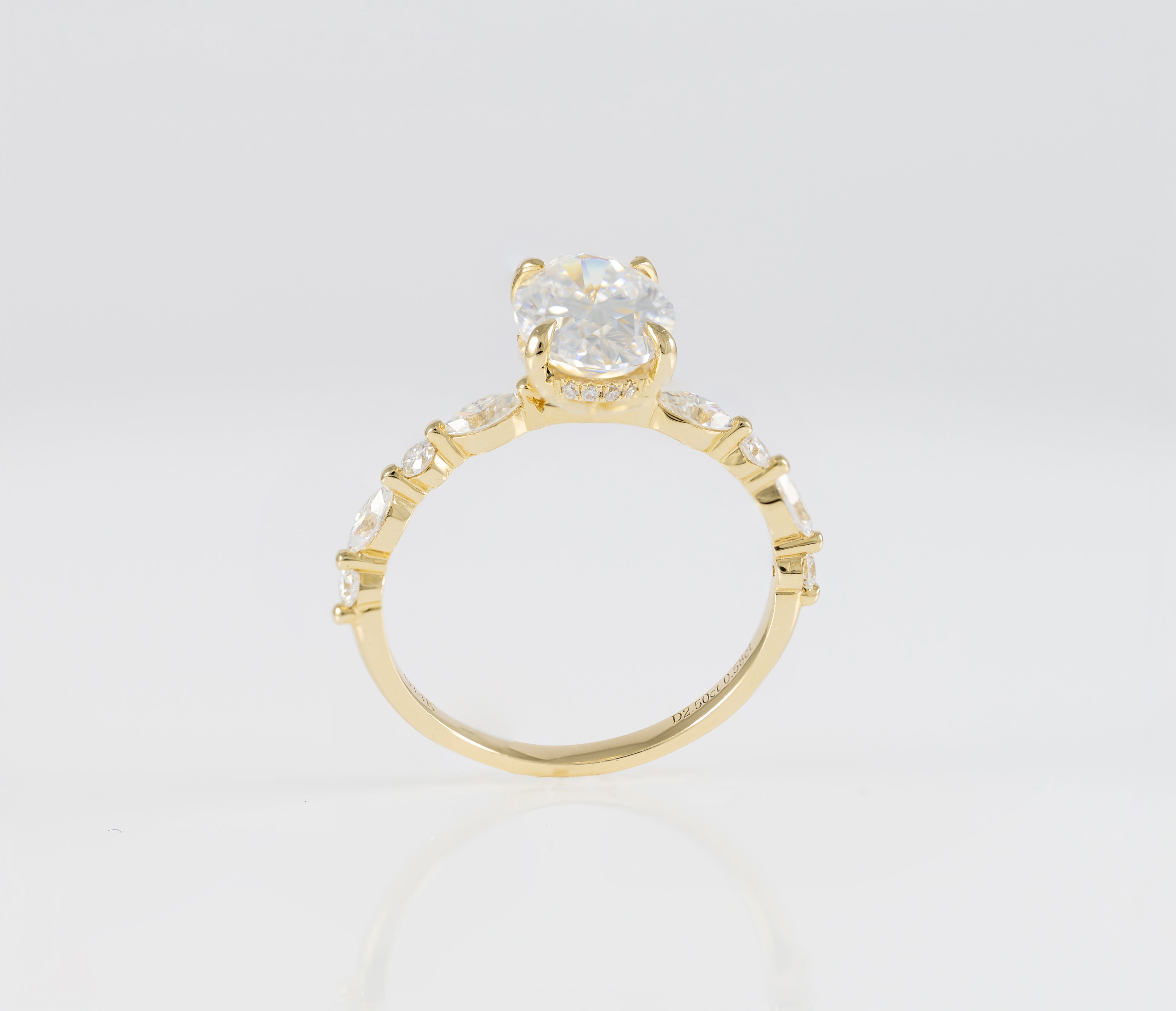 Anillo de compromiso halo oculto oro amarillo 14k con moissanita 2.5 ct