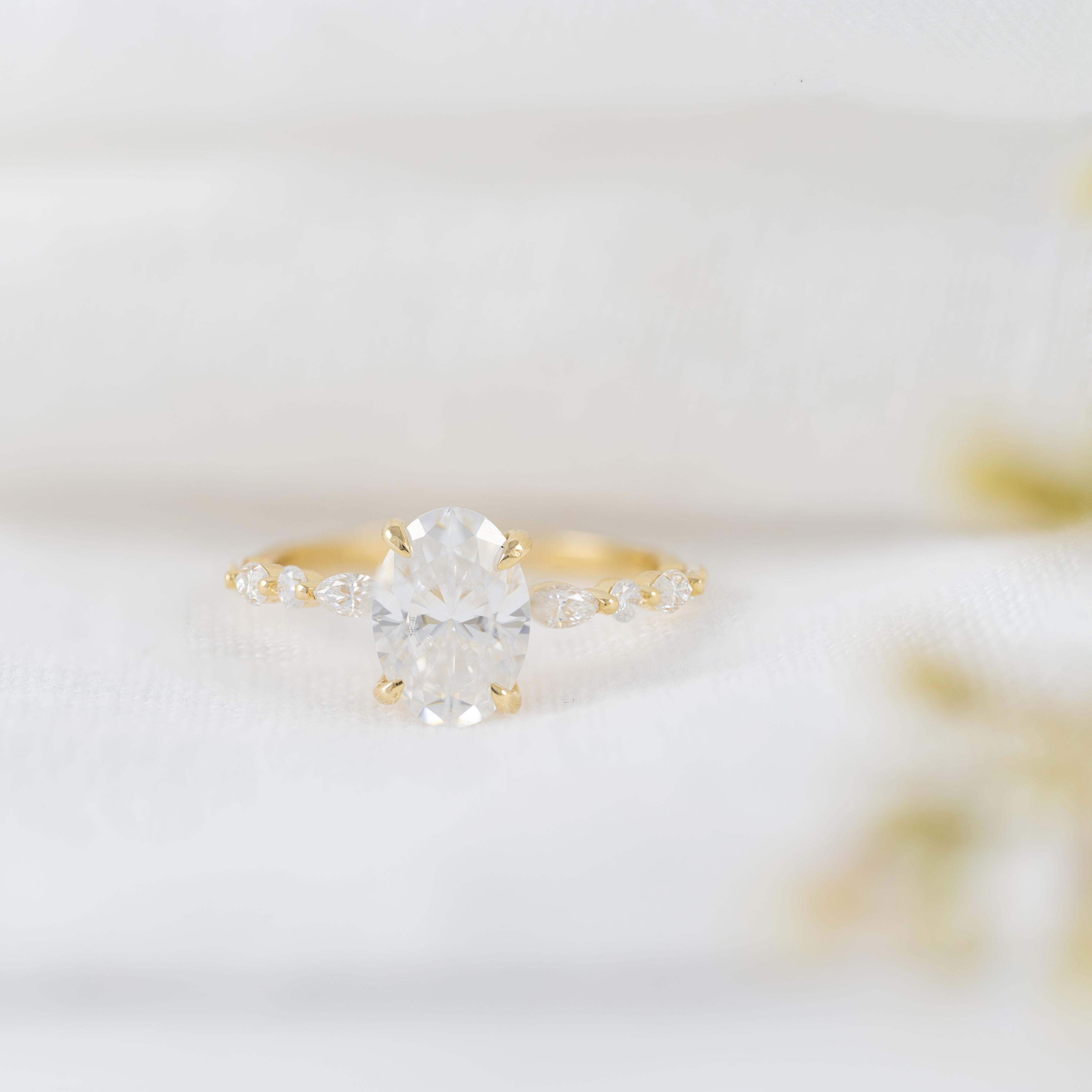 Anillo de compromiso halo oculto oro amarillo 14k con moissanita 2.5 ct