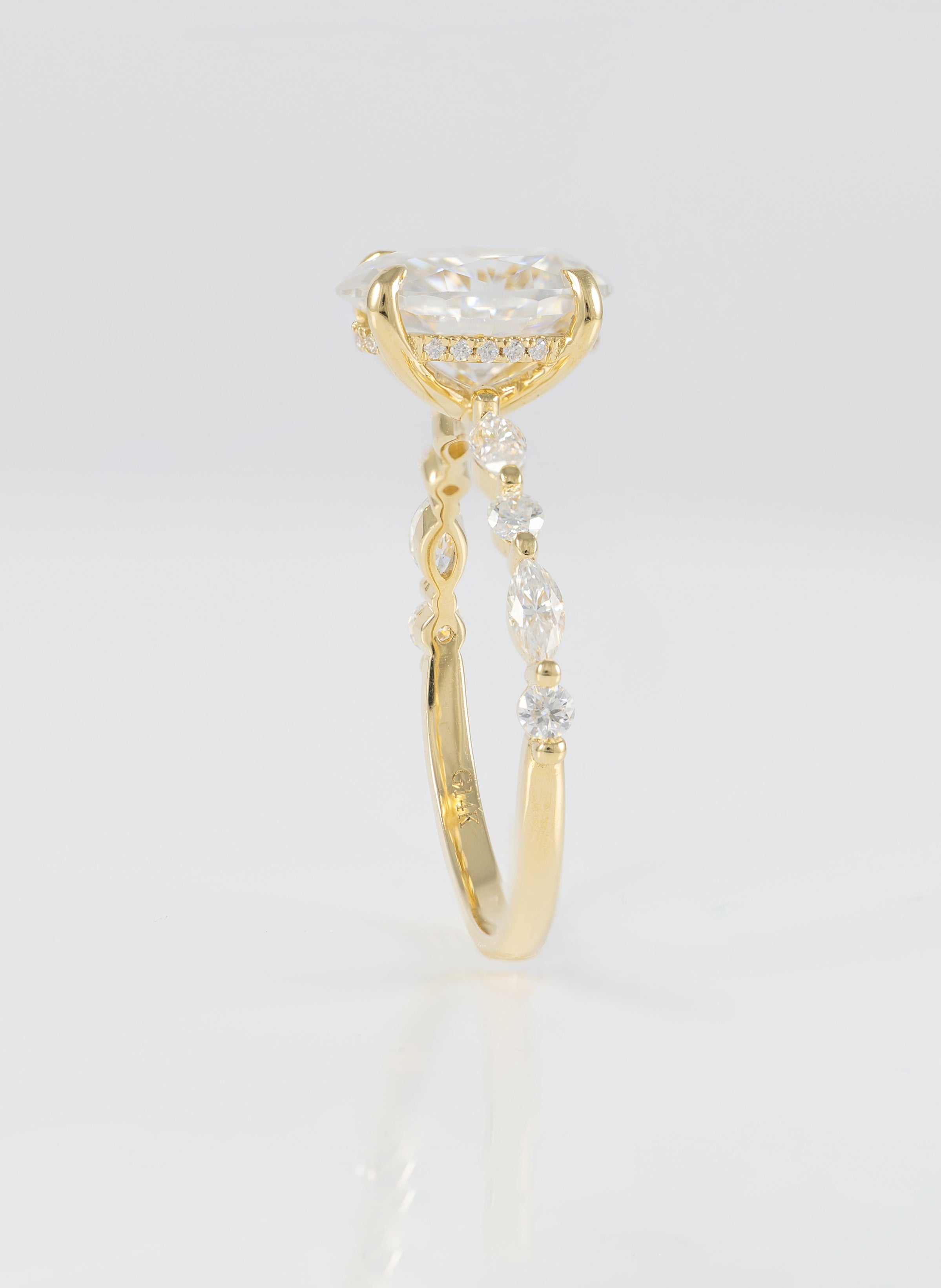 Anillo de compromiso halo oculto oro amarillo 14k con moissanita 2.5 ct