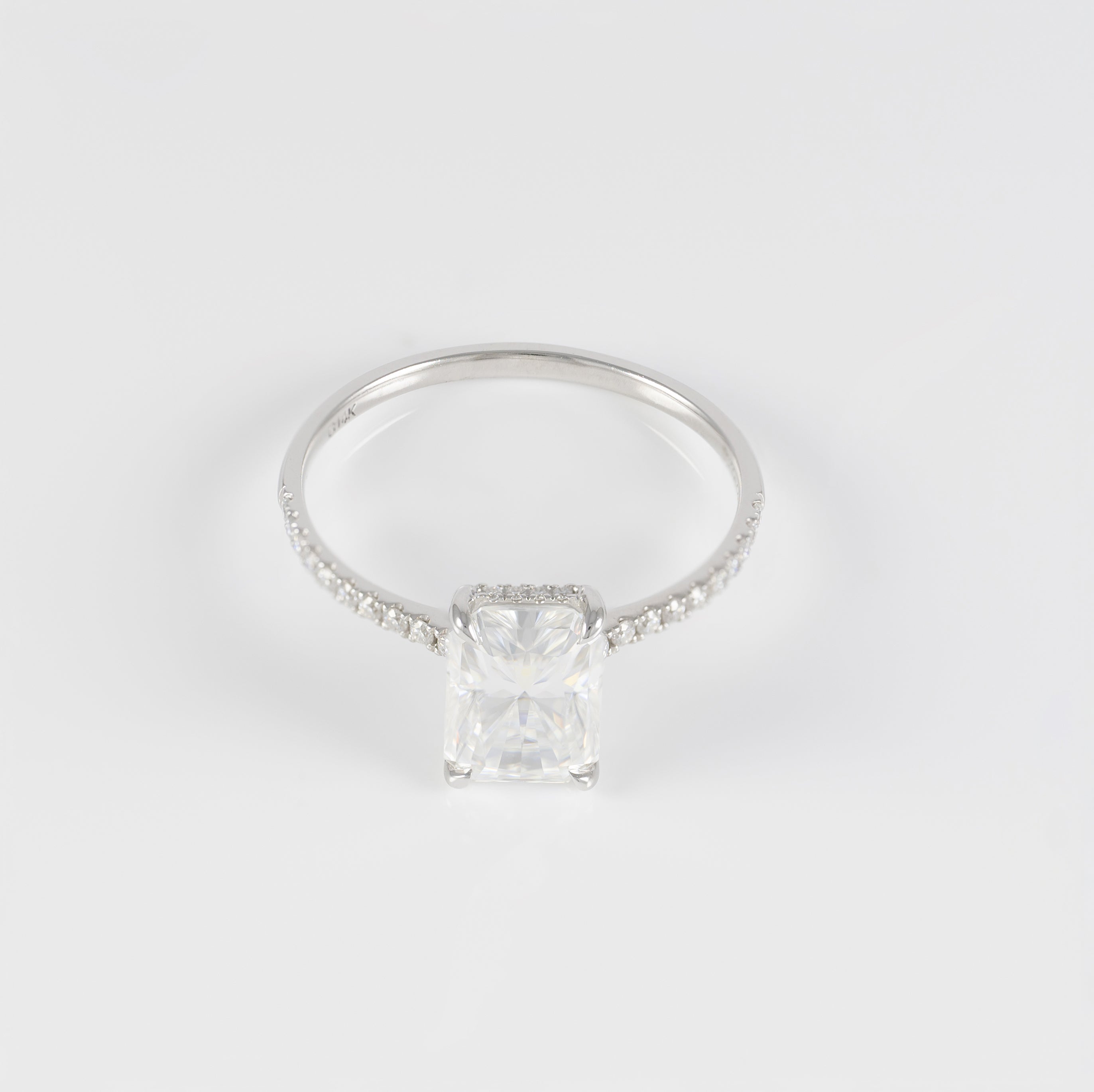 Anillo de compromiso halo oculto oro blanco 14k con moissanita 3 ct