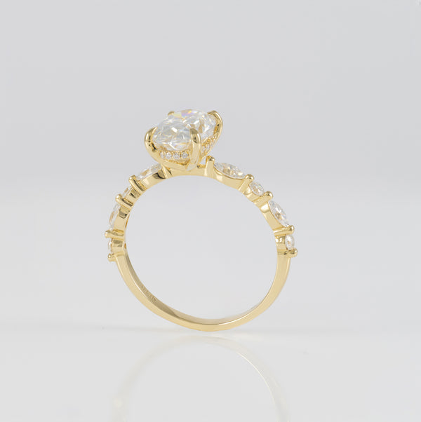 Anillo de compromiso halo oculto oro amarillo 14k con moissanita 2.5 ct