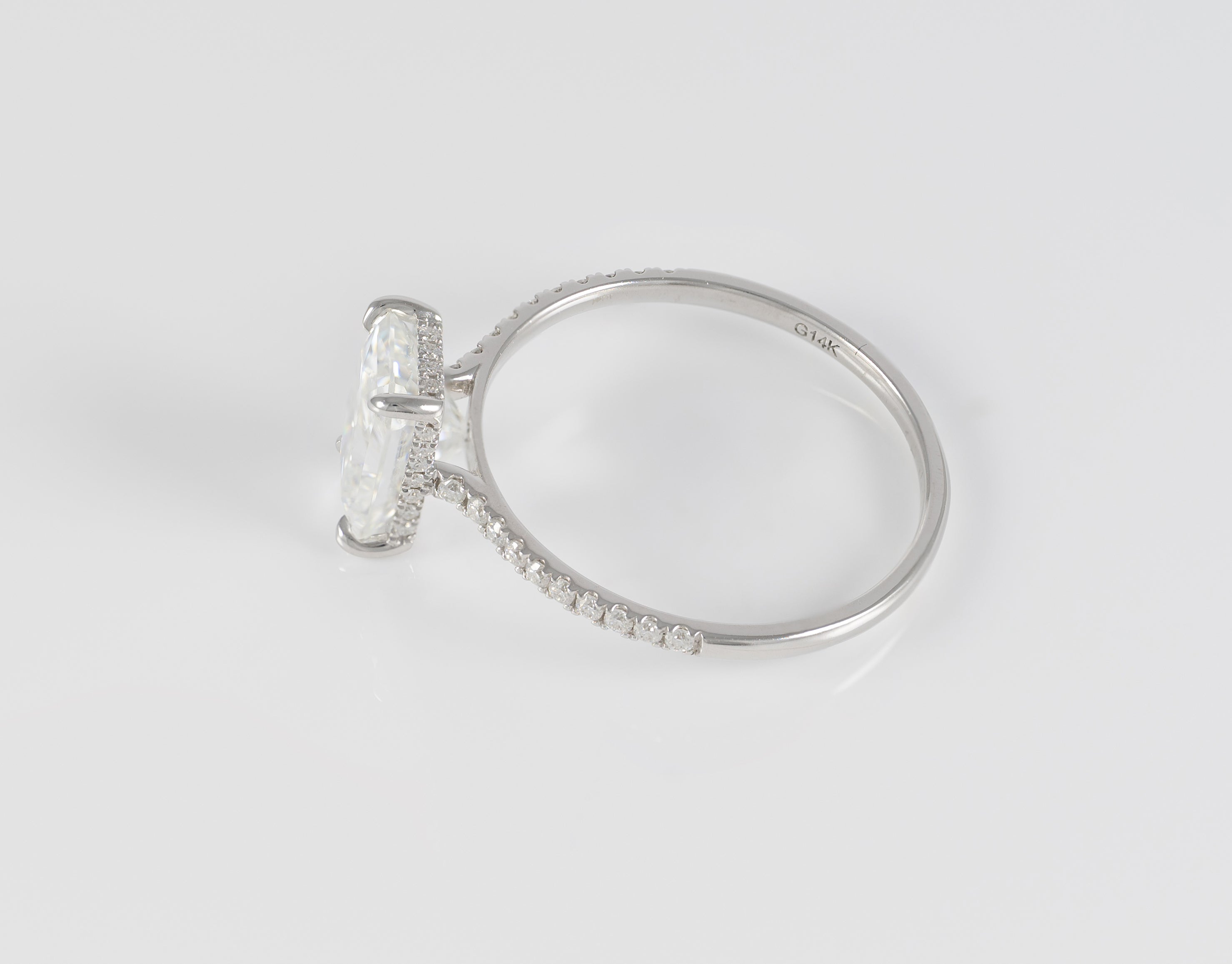 Anillo de compromiso halo oculto oro blanco 14k con moissanita 3 ct