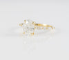 Anillo de compromiso halo oculto oro amarillo 14k con moissanita 2.5 ct